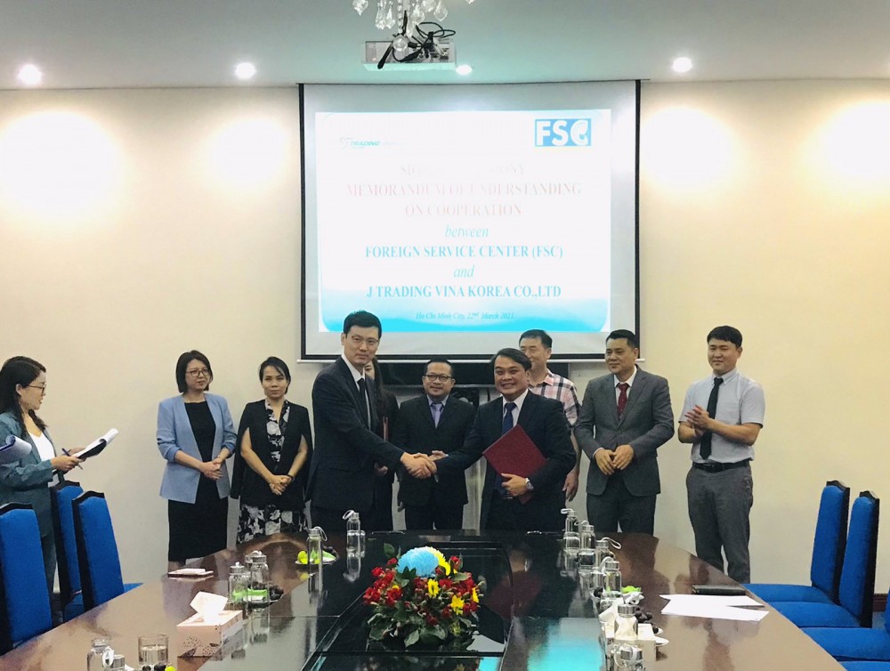 Hai bên trao đổi biên bản ghi nhớ hợp tác trước sự chứng kiến của khách đại biểu, khách mời và đối tác