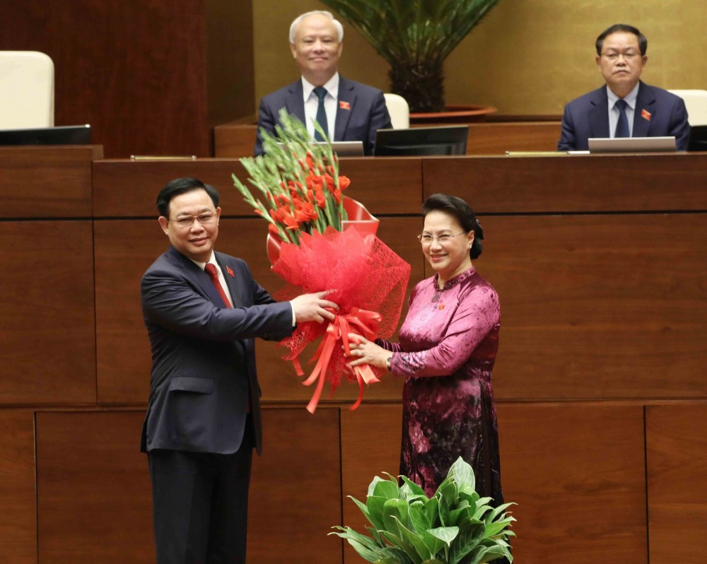Nguyên Chủ tịch Quốc hội Nguyễn Thị Kim Ngân tặng hoa chúc mừng Chủ tịch Quốc hội Vương Đình Huệ. Ảnh: Phương Hoa - TTXVN