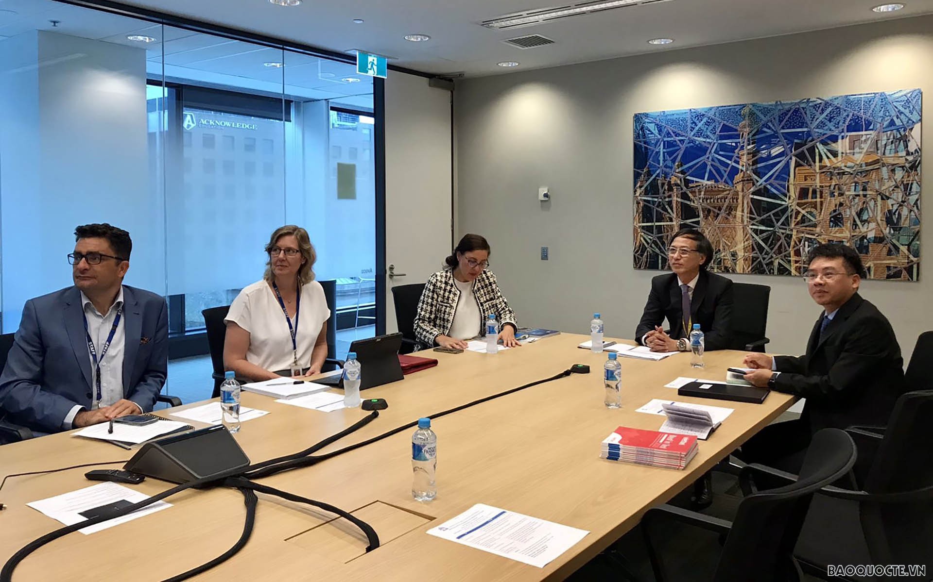 Đại sứ Nguyễn Tất Thành chủ trì hội nghị bàn tròn với một số bộ ngành bang Victoria về thương mại, đầu tư.