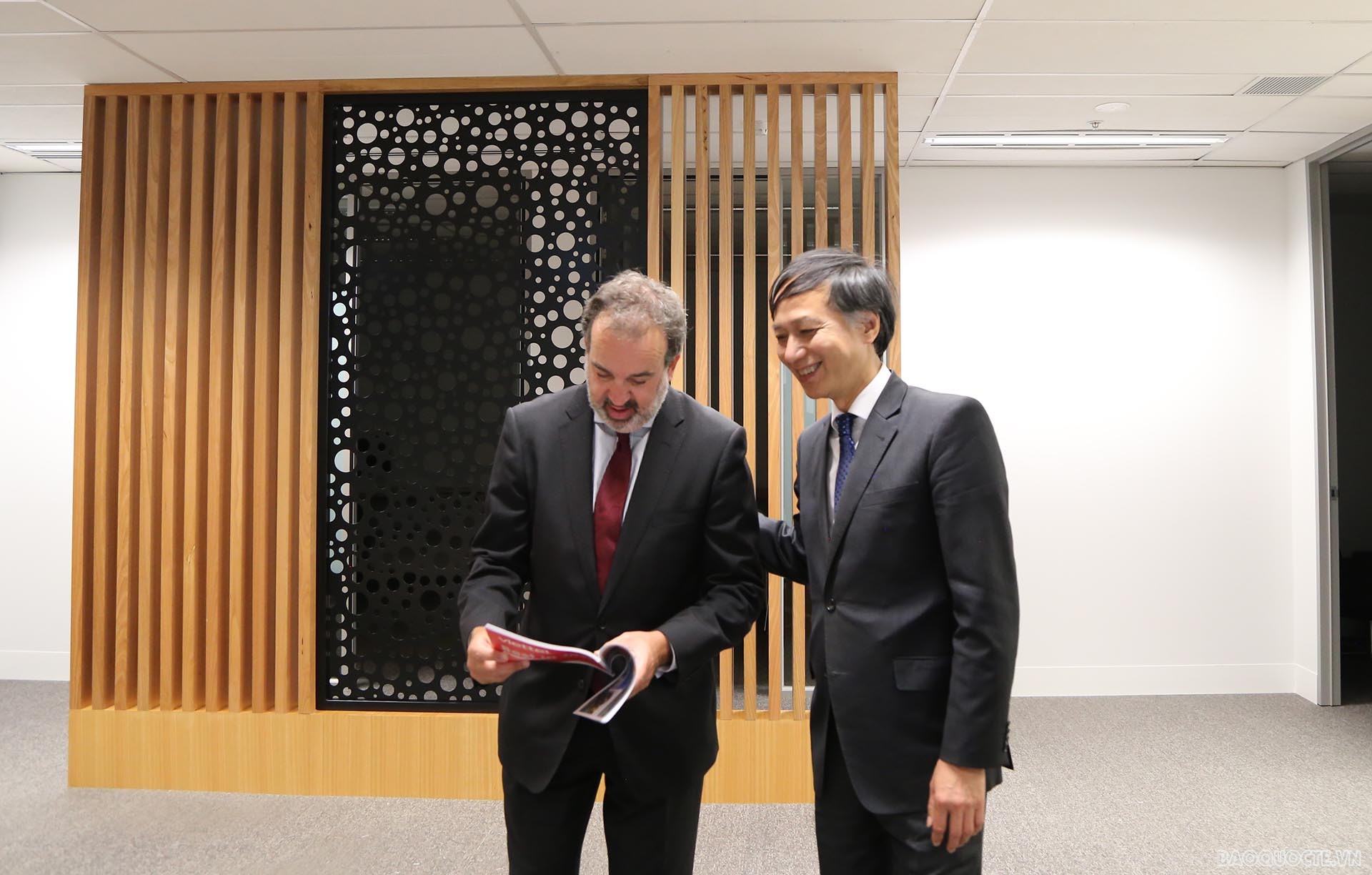 Đại sứ Nguyễn Tất Thành và Bộ trưởng phụ trách Kinh tế - thương mại Martin Pakula.