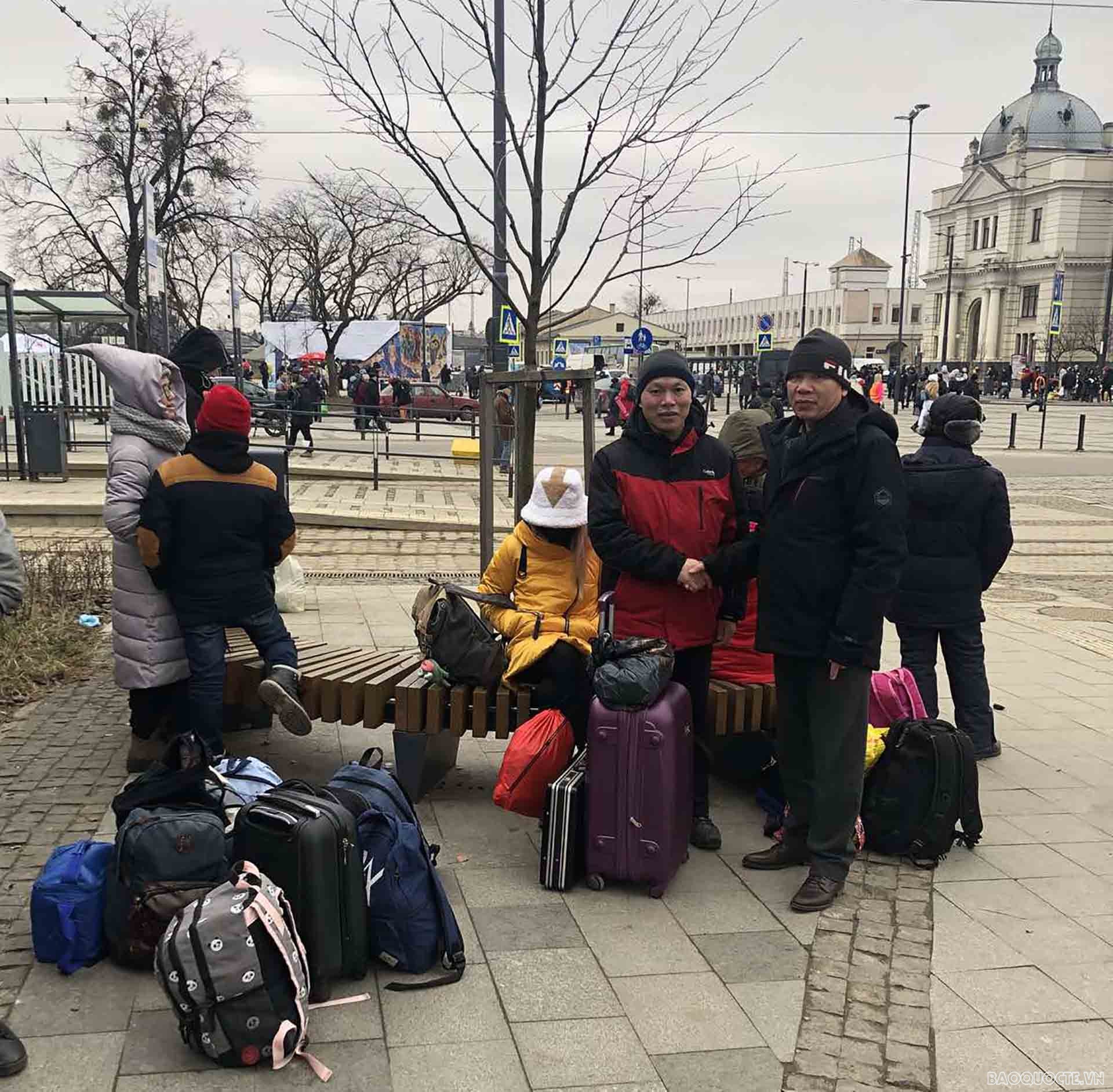 Cán bộ Đại sứ quán Việt Nam hỗ trợ công dân sơ tán tại Lviv.