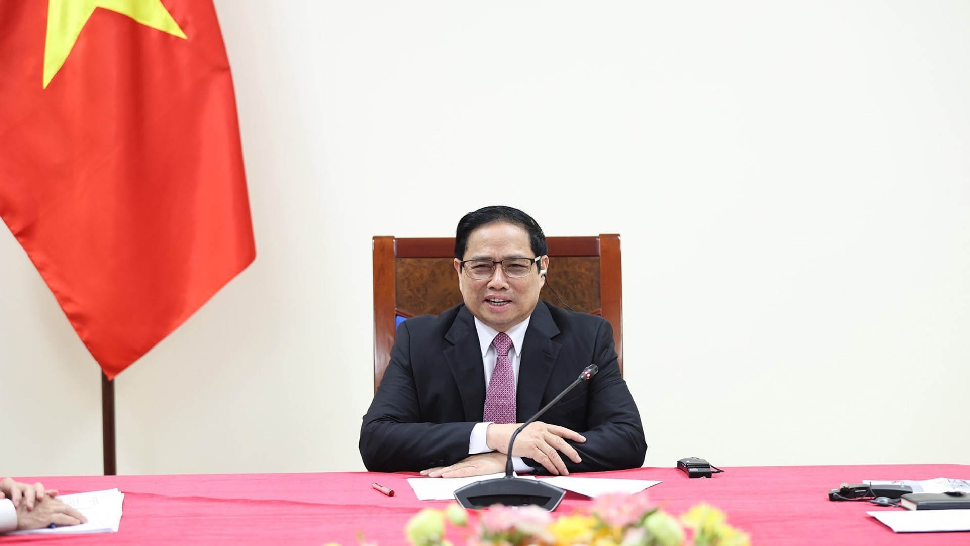 Thủ tướng Phạm Minh Chính điện đàm với bà Aurélia Nguyen, Giám đốc điều hành Chương trình Tiếp cận vaccine toàn cầu COVAX. (Nguồn: TTXVN)