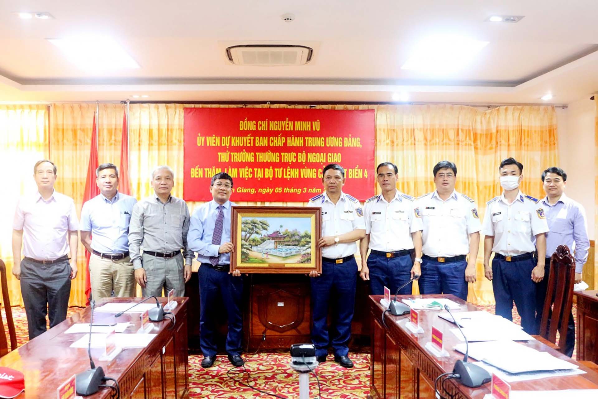Cán bộ Đoàn công tác Bộ Ngoại giao và Bộ Tư lệnh Vùng Cảnh sát biển 4 chụp ảnh lưu niệm tại buổi làm việc. (Nguồn: qdnd.vn)