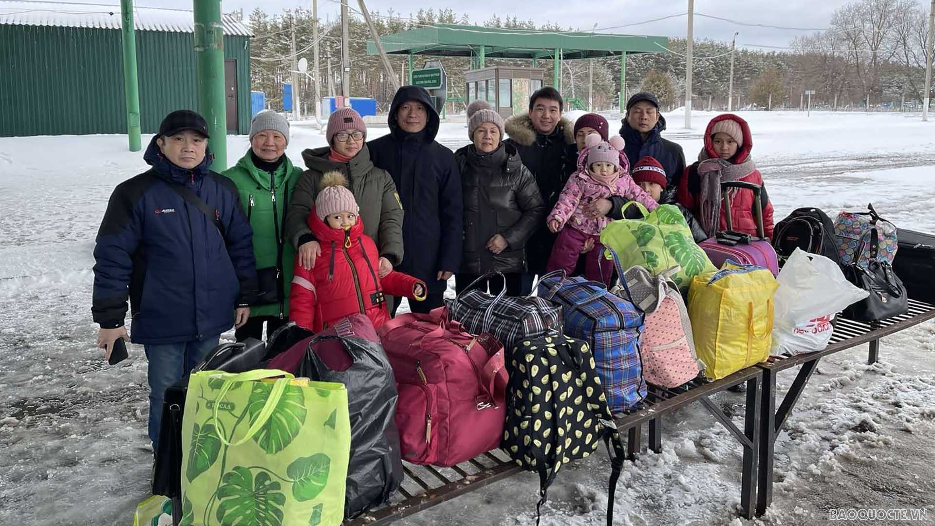 dai su quan viet nam tai nga khan truong ho tro nguoi viet so tan an toan khoi thanh pho mariupol ukraine