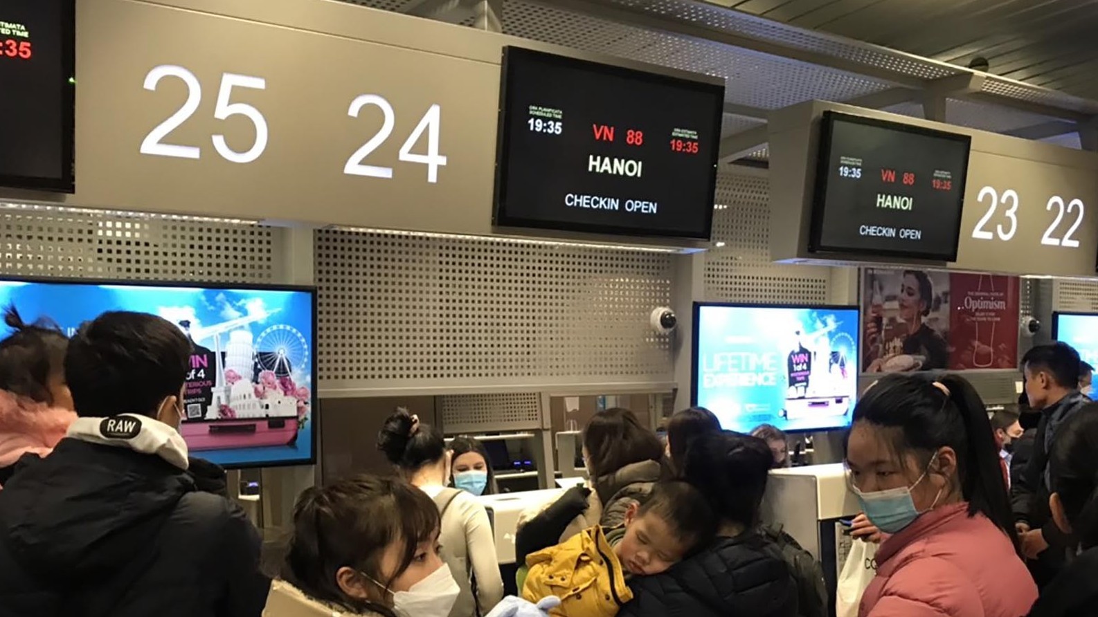 12 tieng cua nguoi viet o ukraine truoc khi len chuyen bay so tan dau tien