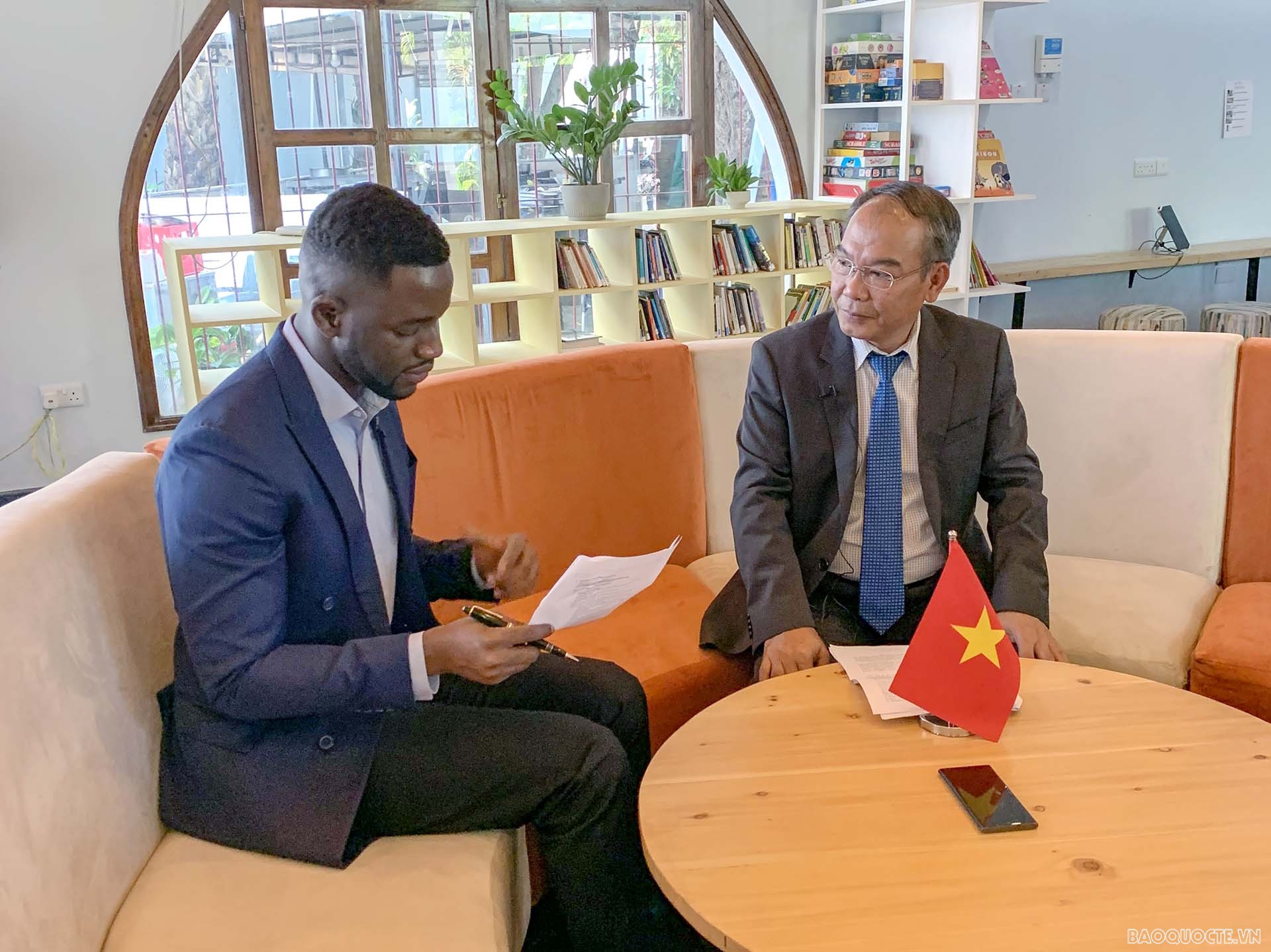 Đại sứ Nguyễn Nam Tiến trao đỏi với đại biểu.