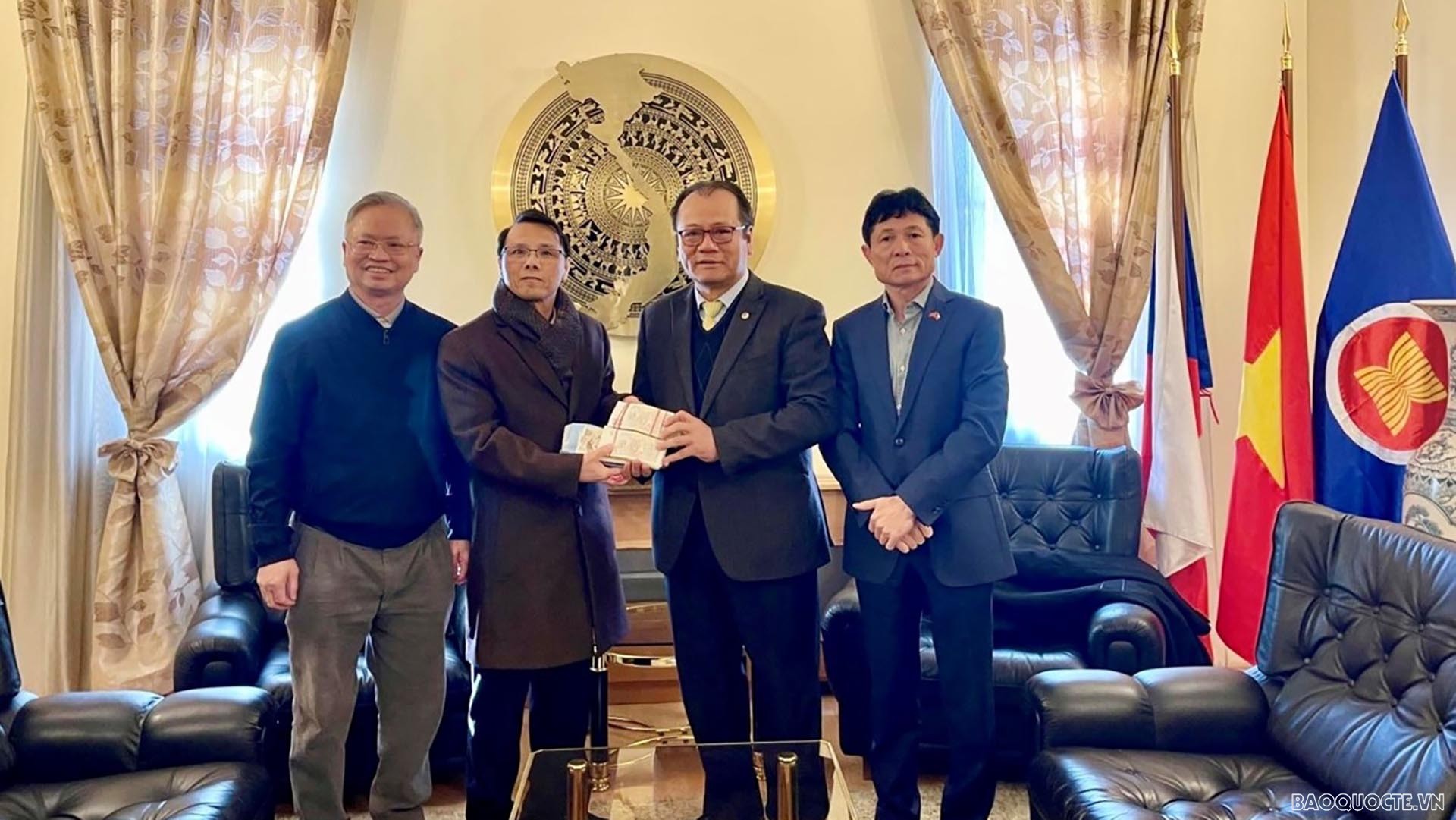 Cộng đồng người Việt Nam tại Czech đã quyên góp được khoản tiền 530.000 kuron (tương đương với 20.000 Euro) để hỗ trợ bà con ta sơ tán từ Ukraine.