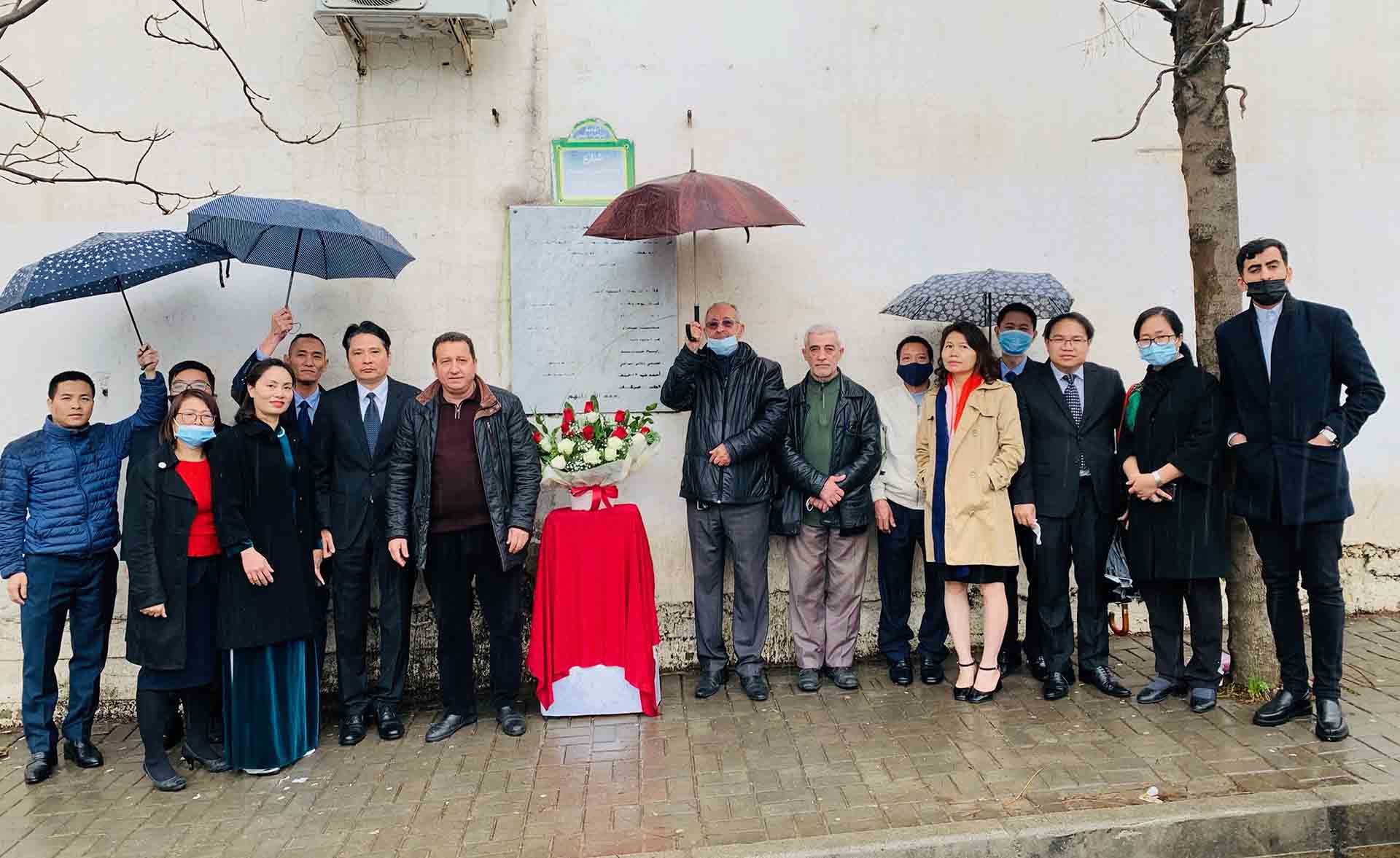 Đại sứ Nguyễn Thành Vinh đã dẫn đầu đoàn cán bộ, nhân viên Đại sứ quán và Cơ quan thường trú TTXVN tại Algeria đến dâng hoa tại bia tưởng niệm các nhà báo Algeria, Việt Nam và phi hành đoàn hy sinh năm 1974.