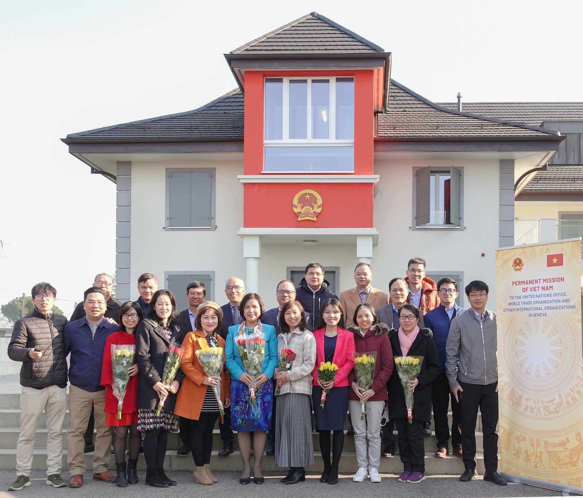 Đại sứ Lê Thị Tuyết Mai cùng các anh chị em cán bộ, nhân viên, phu nhân của Phái đoàn Việt Nam tại Geneva chung vui kỷ niệm Ngày Quốc tế Phụ nữ 8/3/2022