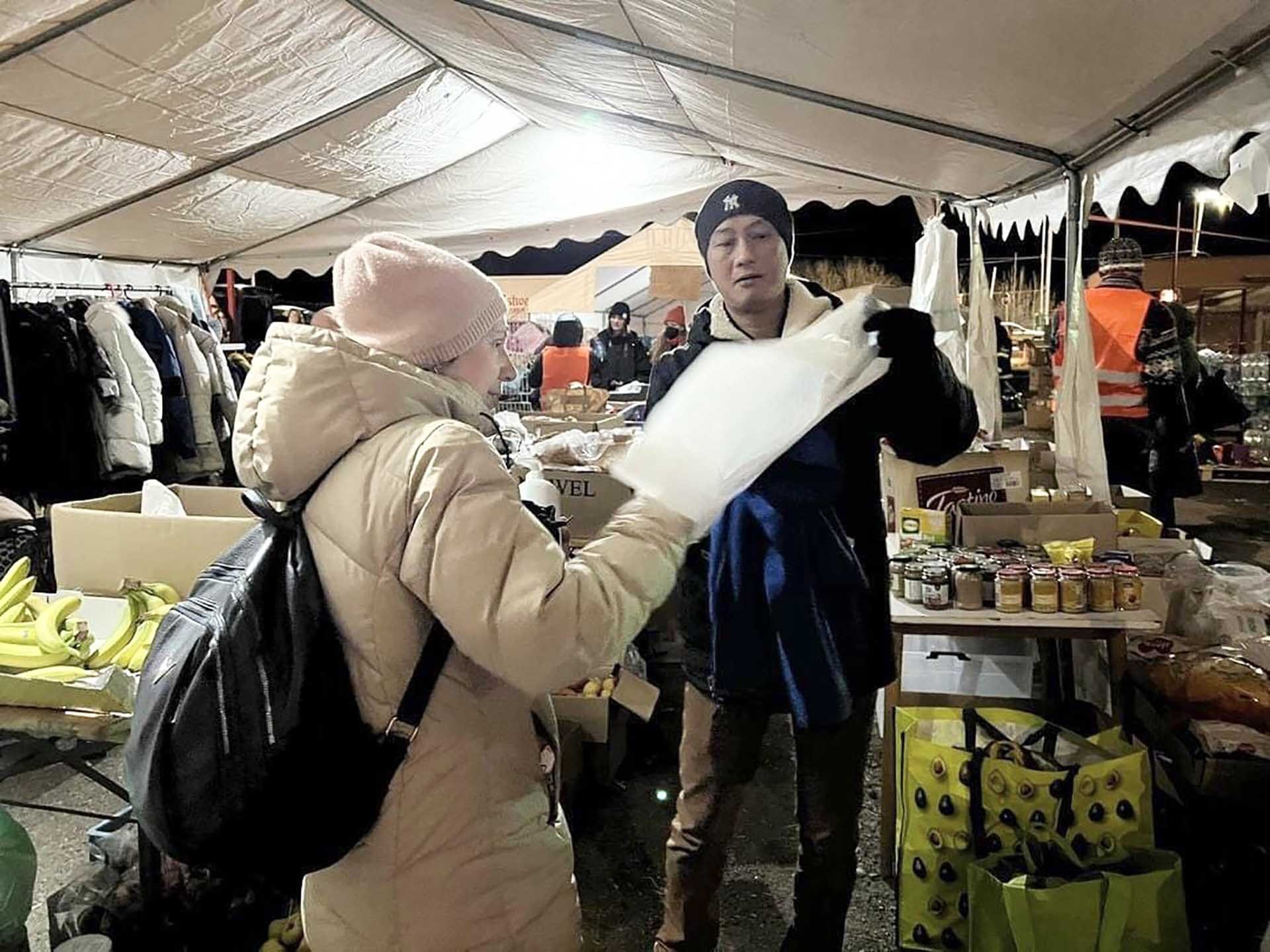 Tình nguyện viên người Việt trợ giúp người tị nạn từ Ukraine tại lán trại nơi biên giới. (Ảnh: NVCC)