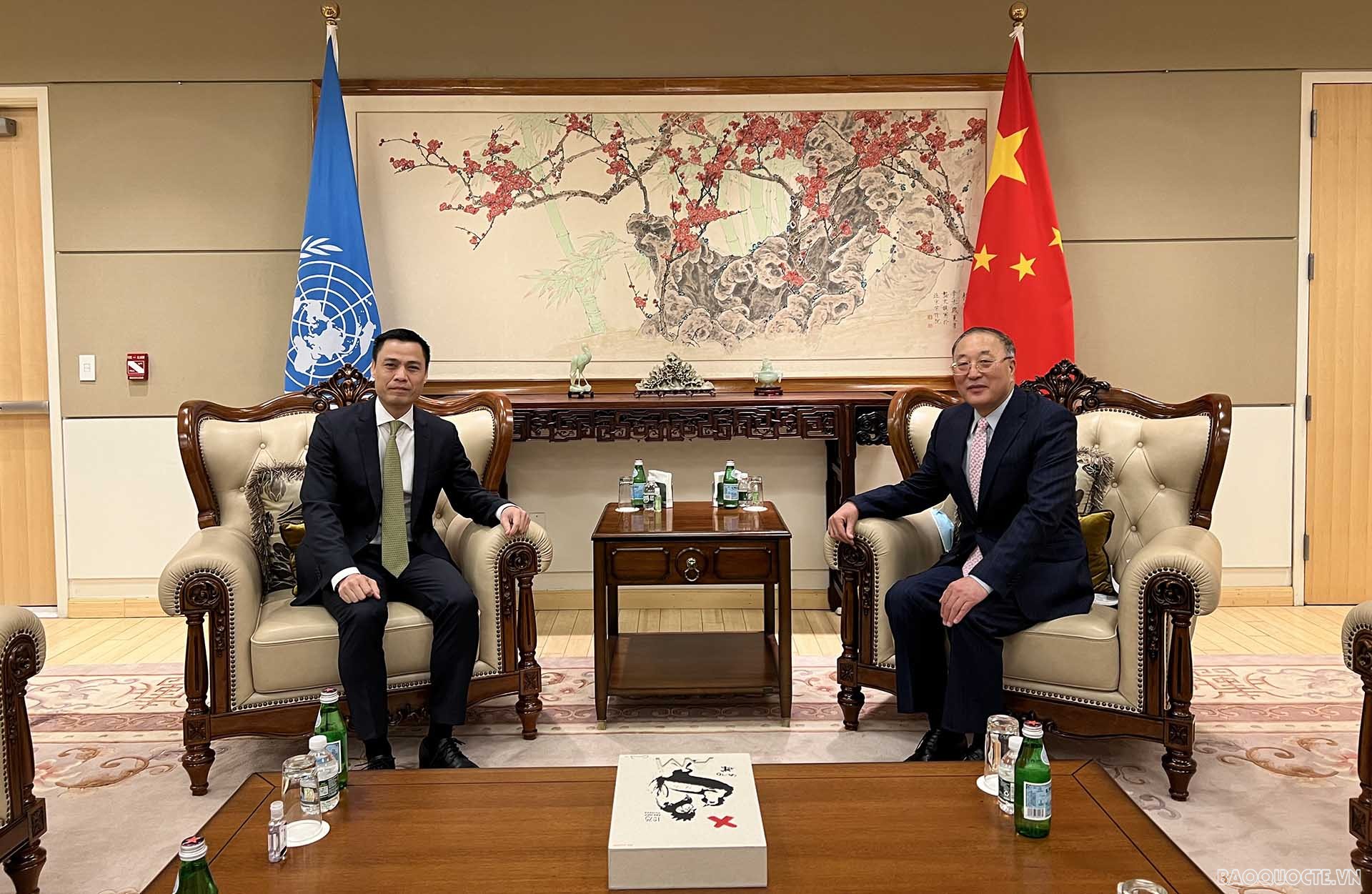 Đại sứ Đặng Hoàng Giang, Trưởng Phái đoàn Đại diện thường trực Việt Nam tại Liên hợp quốc chào xã giao Đại sứ Zhang Jun, Trưởng Phái đoàn Trung Quốc. 