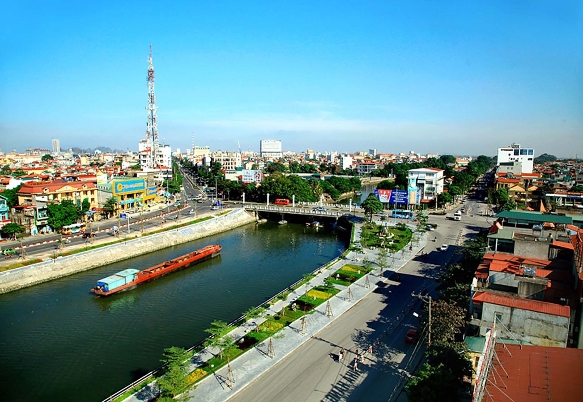 Đô thị thành phố Ninh Bình đang ngày càng khang trang hiện đại.