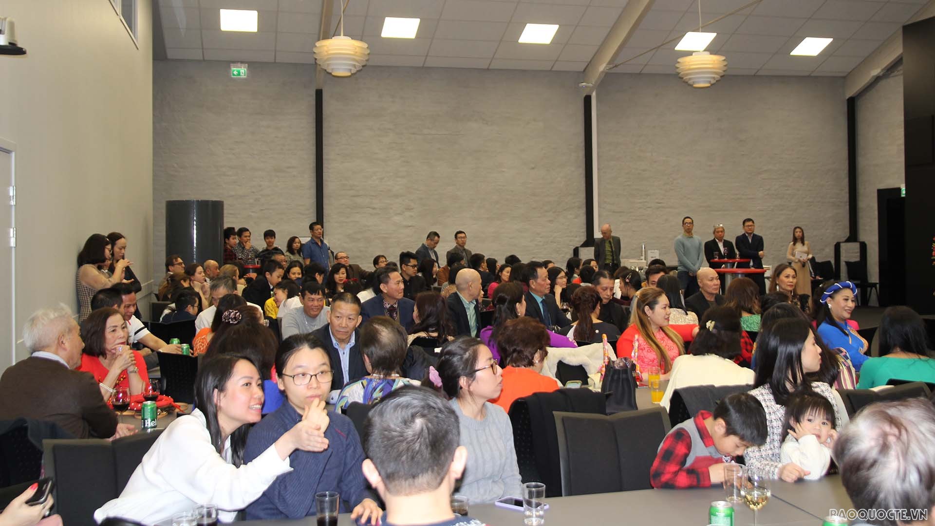 Kiều bào tham gia buổi gặp mặt.