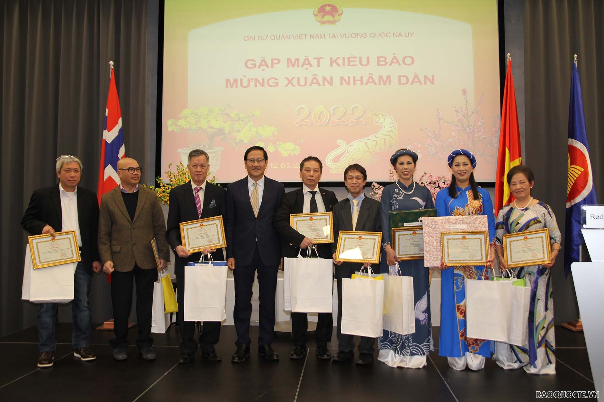 Đại sứ Lê Hồng Lam chụp ảnh cùng kiều bào được khen thưởng