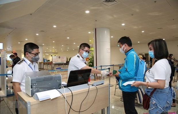 Làm thủ tục nhập cảnh tại sân bay quốc tế Nội Bài. (Nguồn: TTXVN)