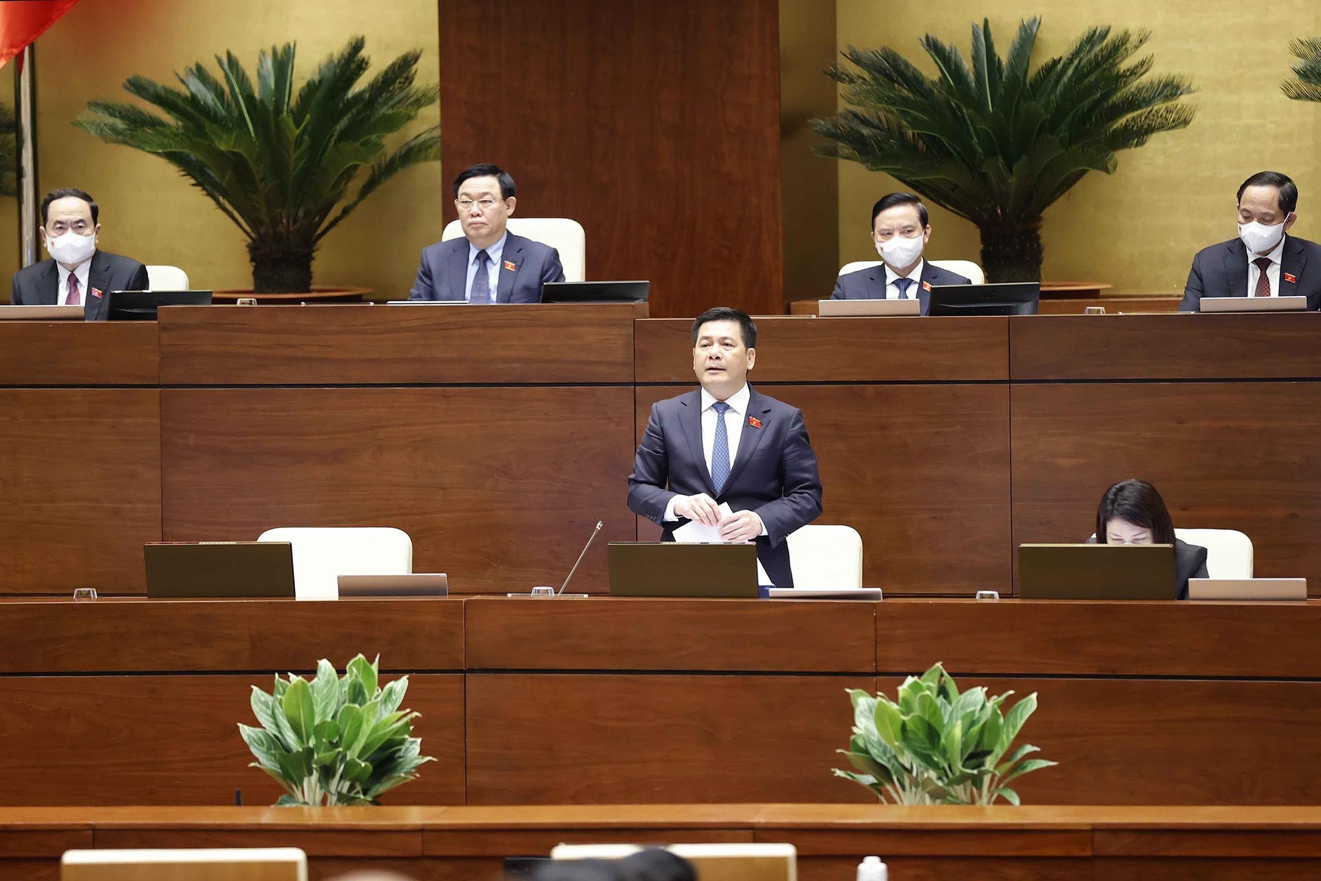 Bộ trưởng Bộ Công Thương Nguyễn Hồng Diên trả lời chất vấn đại biểu Quốc hội. (Nguồn: TTXVN)