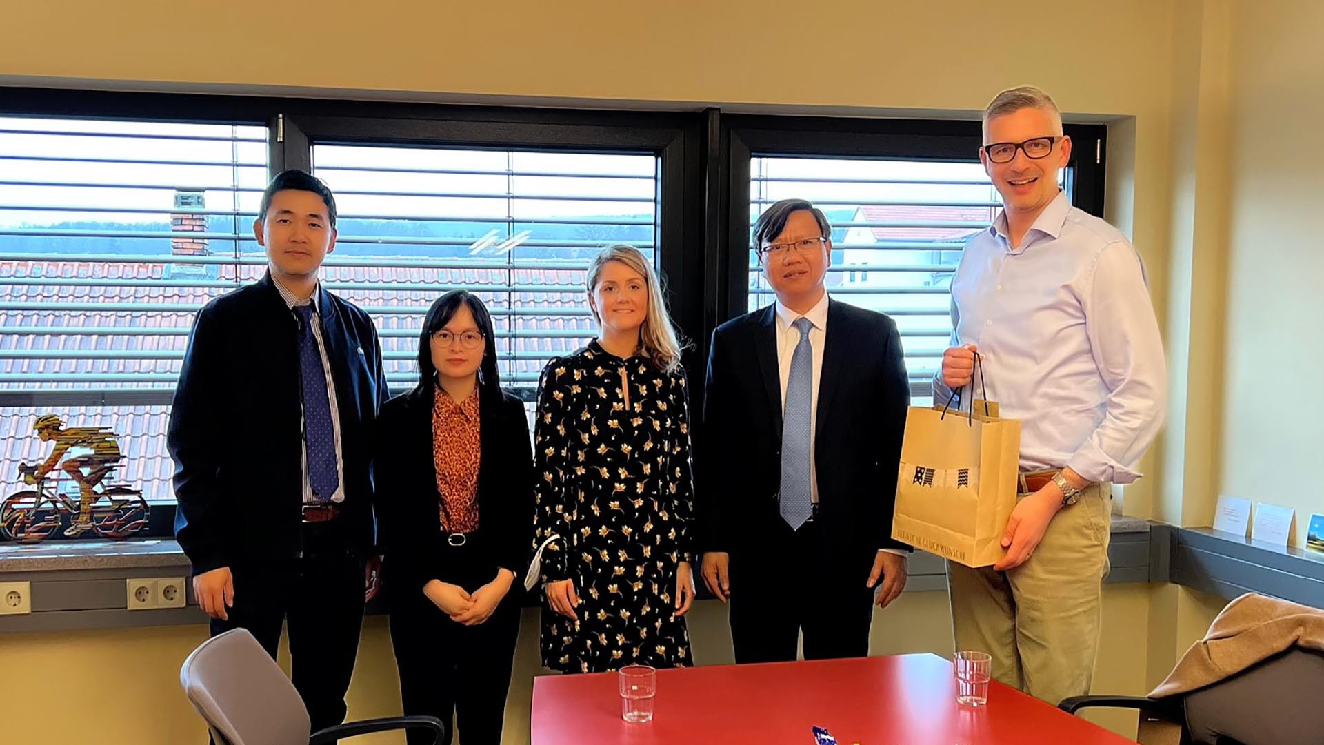 Tổng Lãnh sự Việt Nam tại Frankfurt Lê Quang Long đã đến thăm và làm việc tại Viện dưỡng lão Zehnthof (thuộc Tập đoàn Azurit Hansa)