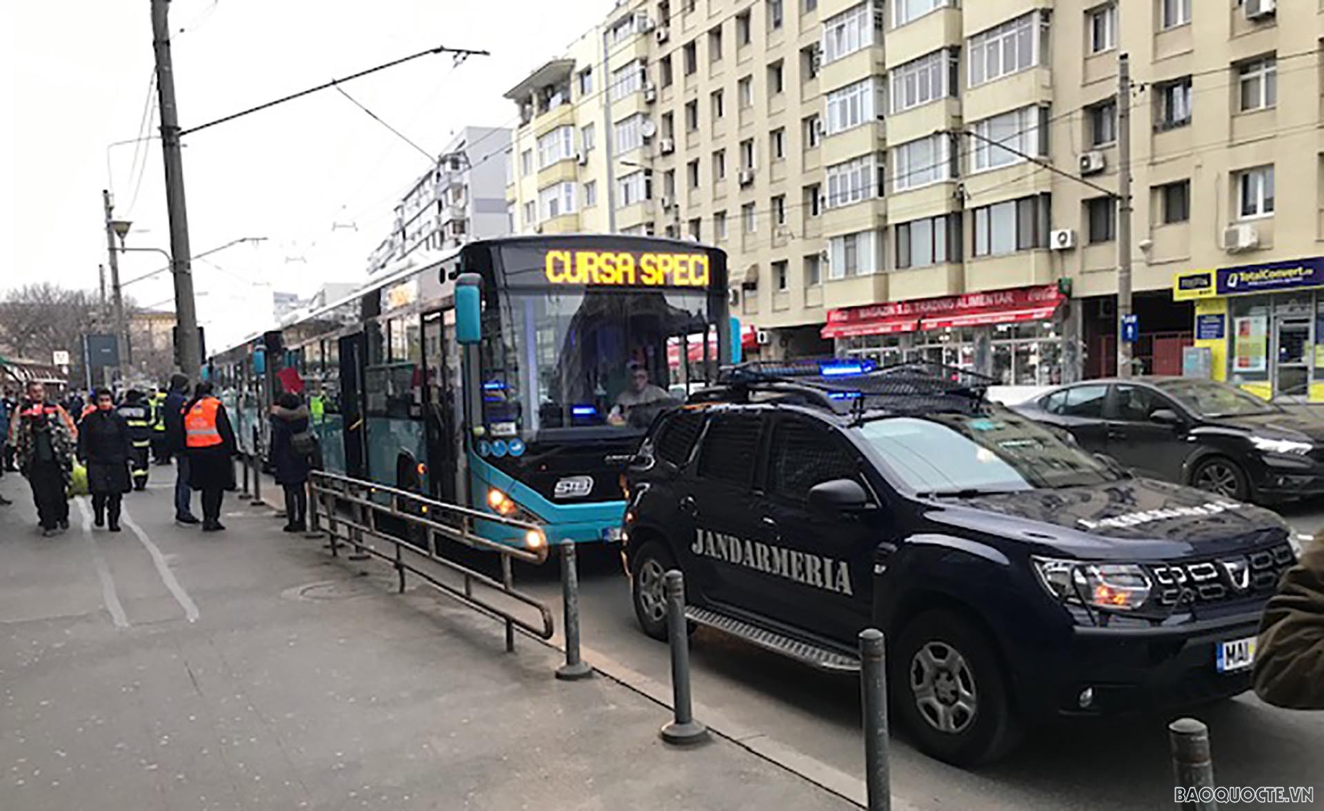 Xe cảnh sát dẫn đường đoàn xe buýt chở người lánh nạn từ Gara de Nord đến các điểm sơ tán.