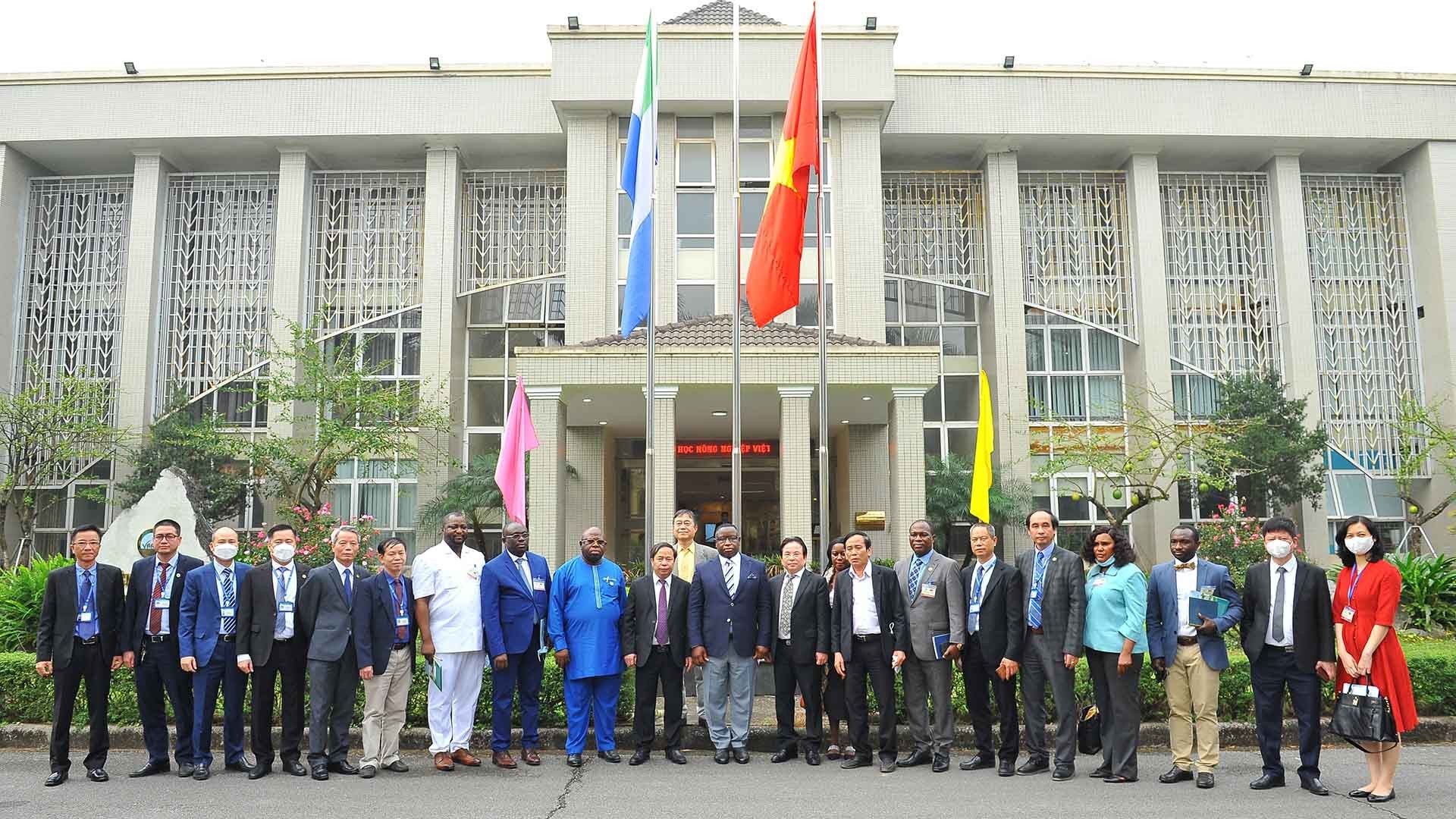 Tổng thống Julius Maada Bio cùng Đoàn đại biểu chụp ảnh lưu niệm với cán bộ nhân viên Viện Khoa học Nông nghiệp Việt Nam. (Nguồn: TTXVN)