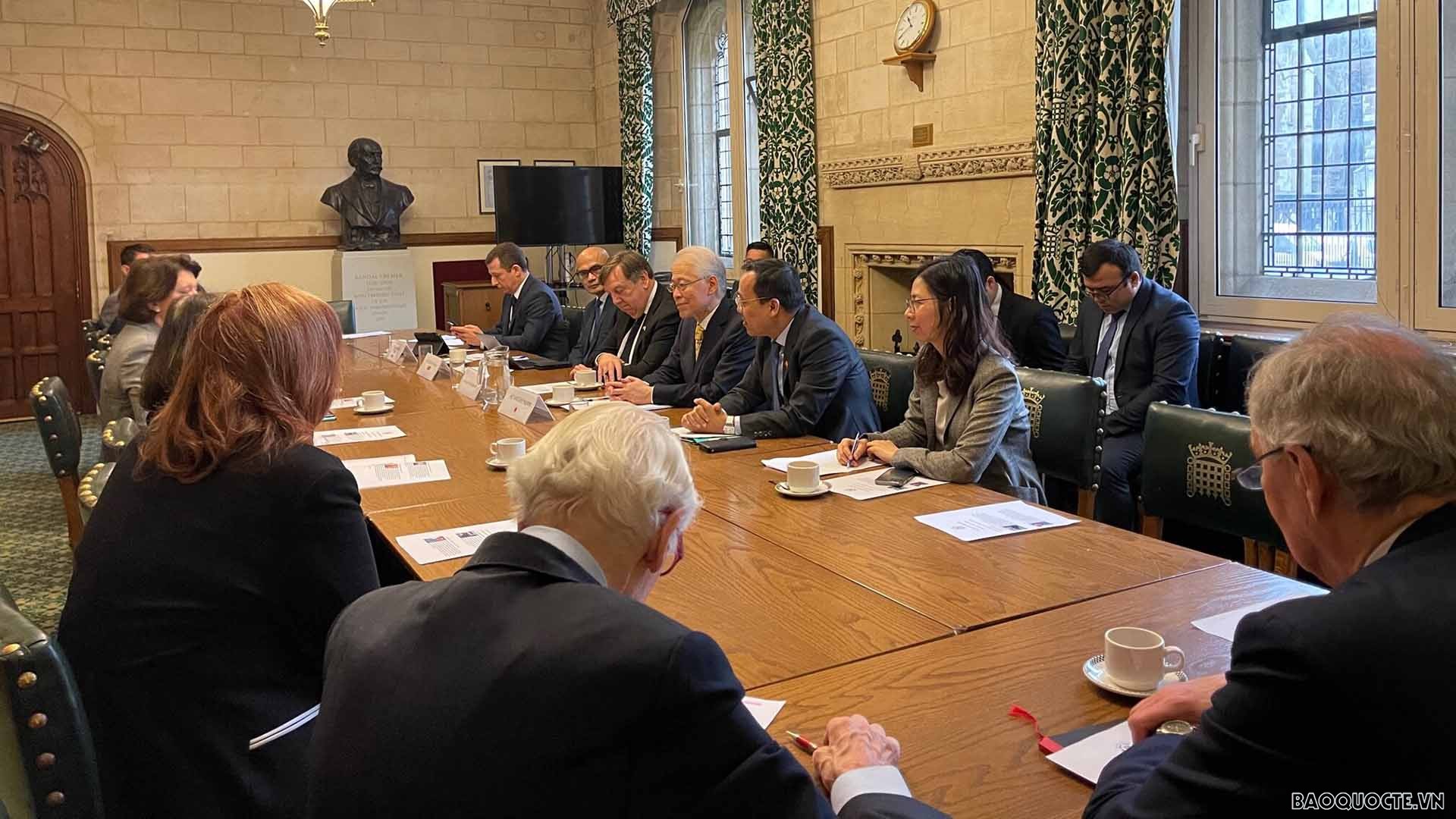 Đại sứ Nguyễn Hoàng Long tra đổi với các nghị sĩ trong Liên minh Nghị viện thế giới. Đại sứ Nguyễn Hoàng Long tra đổi với các nghị sĩ trong Liên minh Nghị viện thế giới.