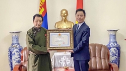 Trao tặng Huy chương Hữu nghị cho Chủ tịch Hội Hữu nghị Mông Cổ-Việt Nam