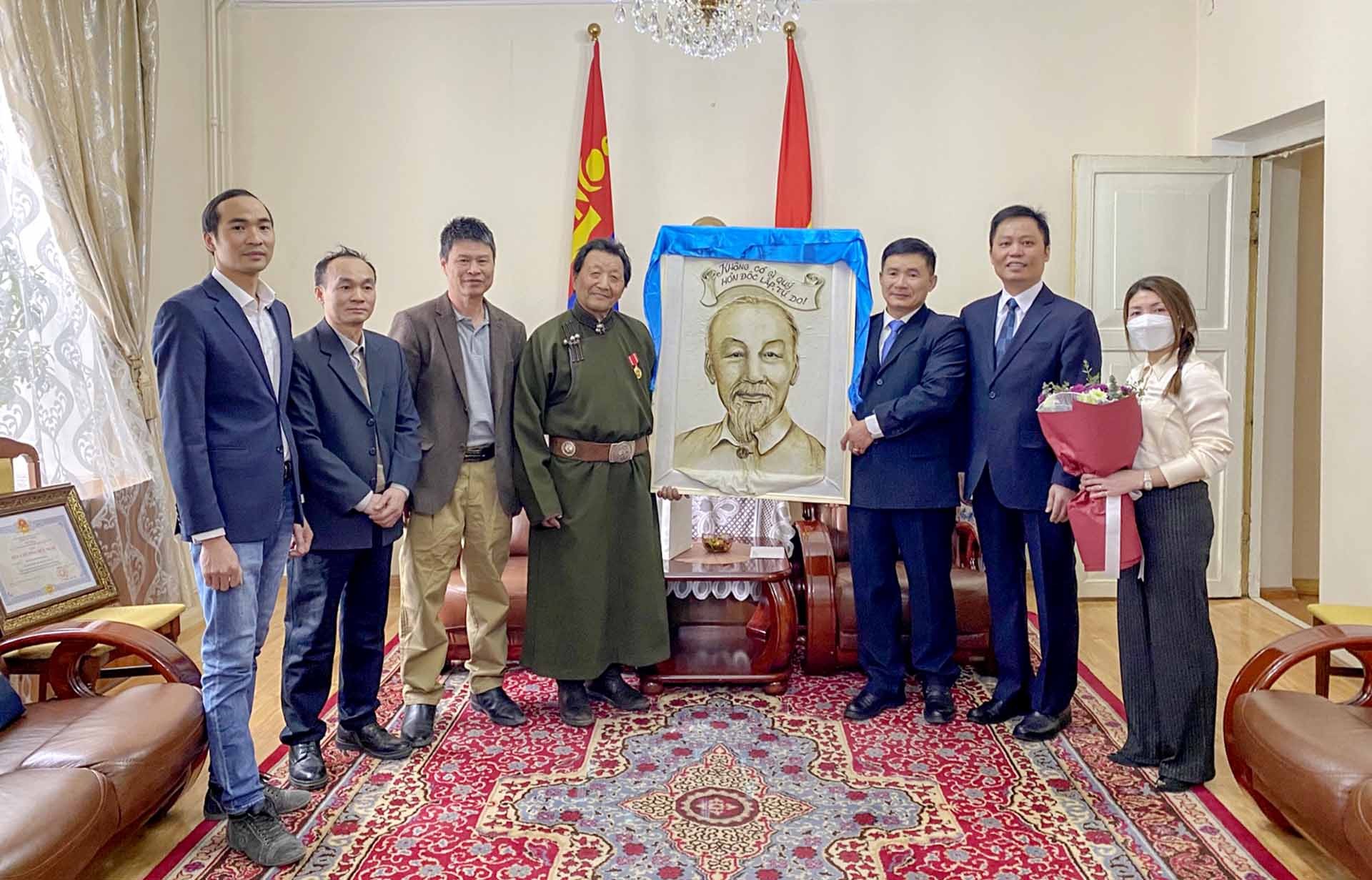 Các cựu lưu học sinh Việt Nam tại Mông Cổ chụp ảnh lưu niệm với Giáo sư, Tiến sĩ S.Dashtsevel.