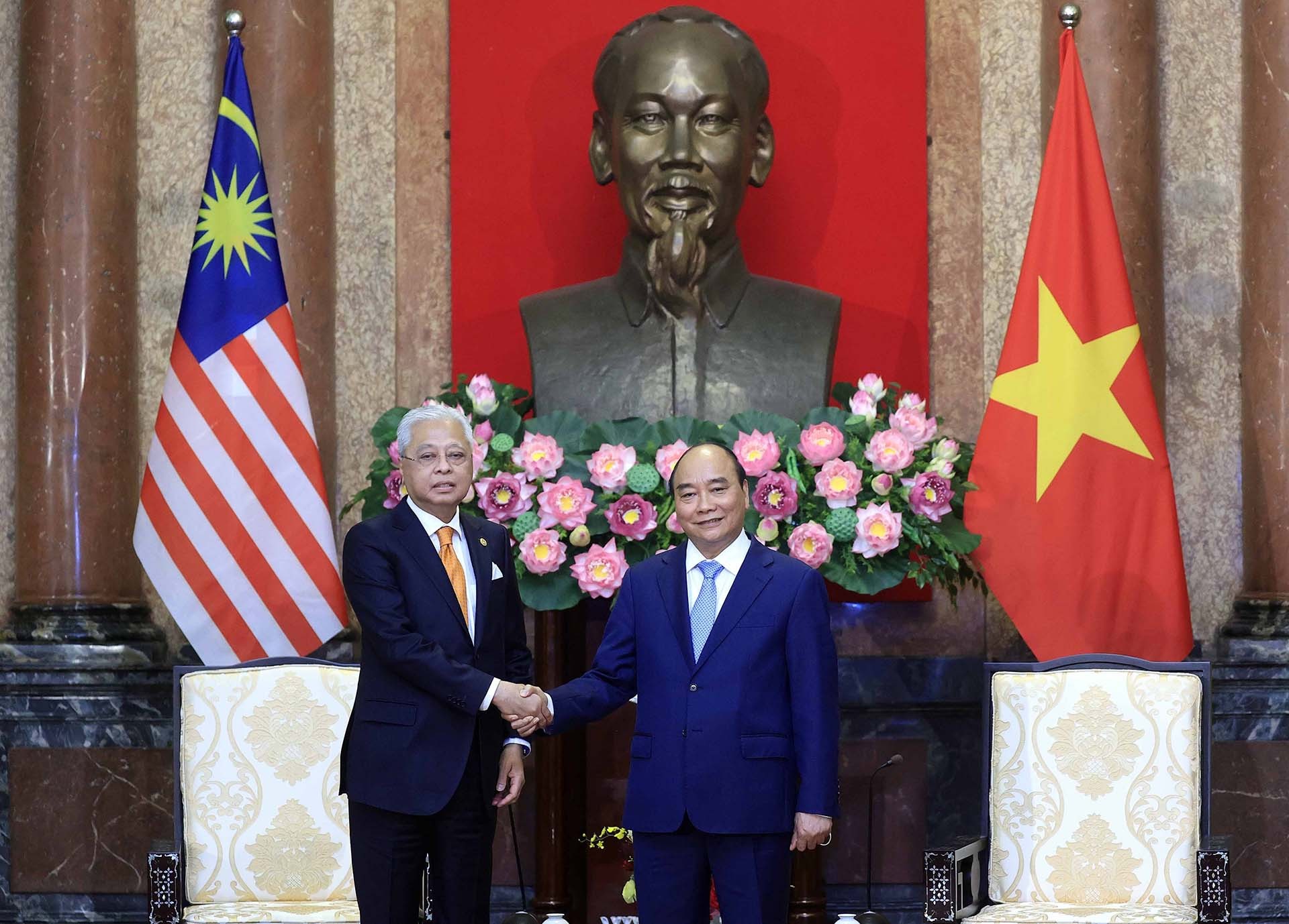 President Nguyen Xuan Phuc receives Malaysian Prime Minister Dato' Sri Ismail Sabri bin Yaakob.  (Source: VNA)