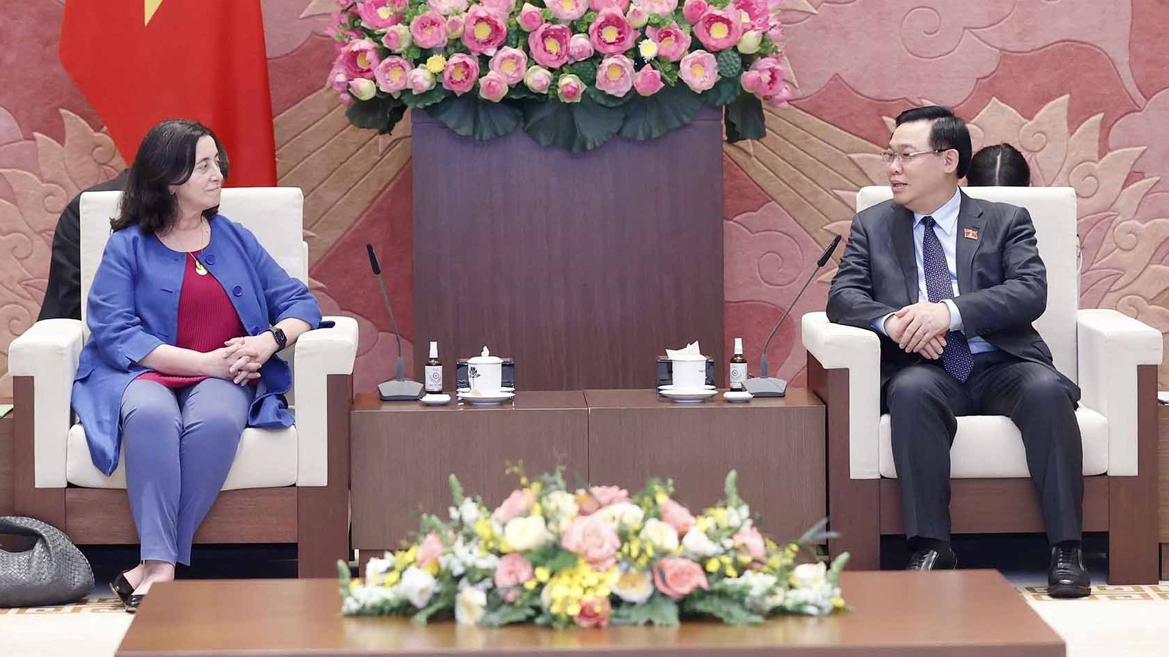National Assembly Chairwoman Vuong Dinh Hue receives World Bank Vice President