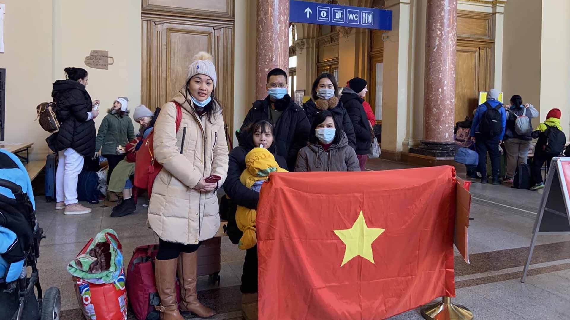 Cán bộ Đại sứ quán và cộng đồng người Việt đón bà con sơ tán từ Ukraine.