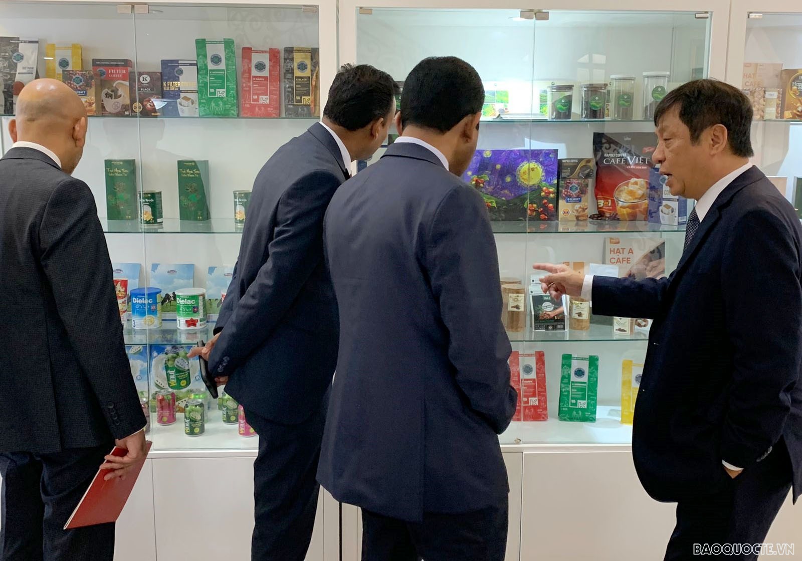 Ambassador Nguyen Manh Tuan introduced the products to the delegates