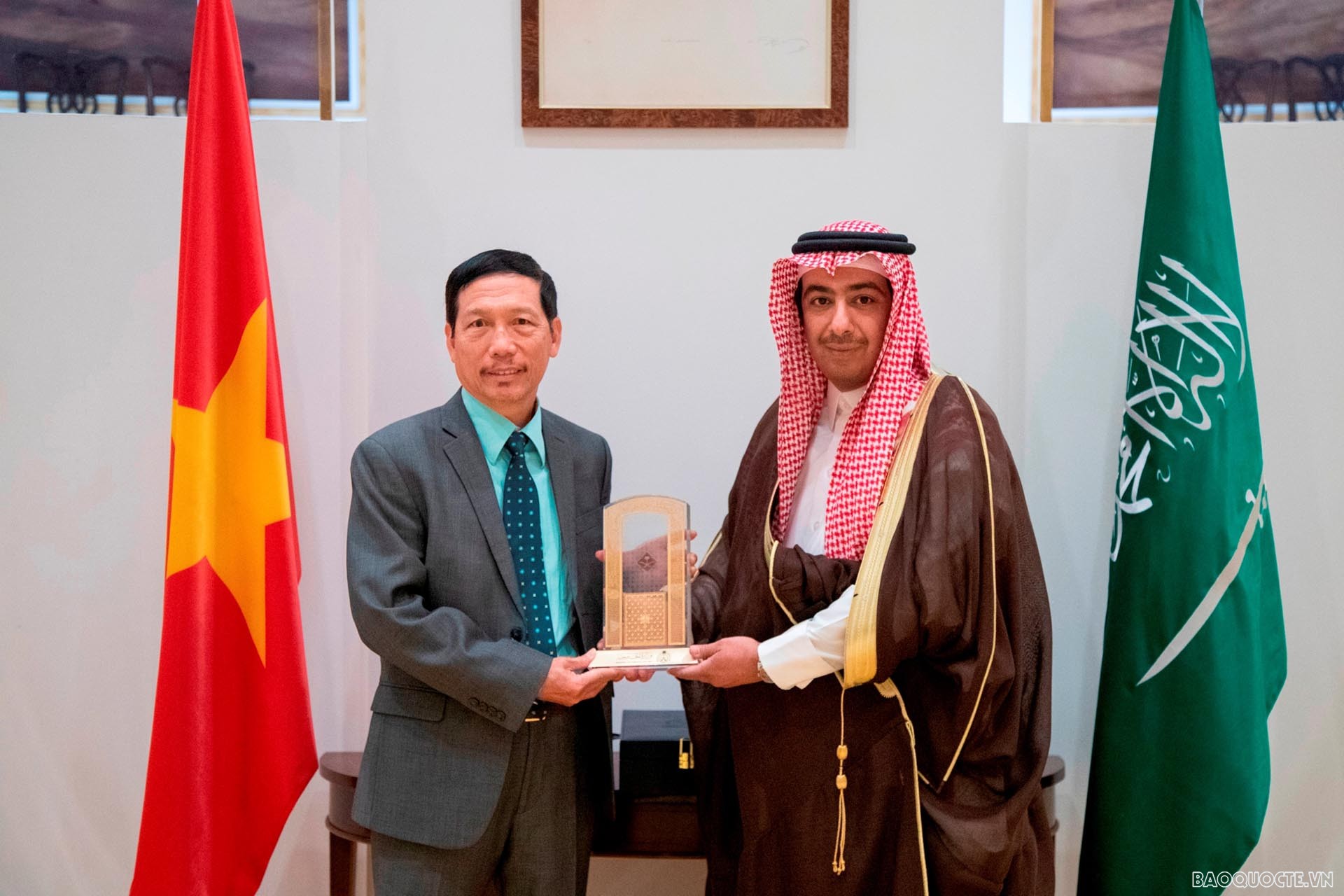 Lãnh đạo Bộ Ngoại giao Saudi Arabia tặng quà và chụp ảnh lưu niệm với Đại sứ Việt Nam.