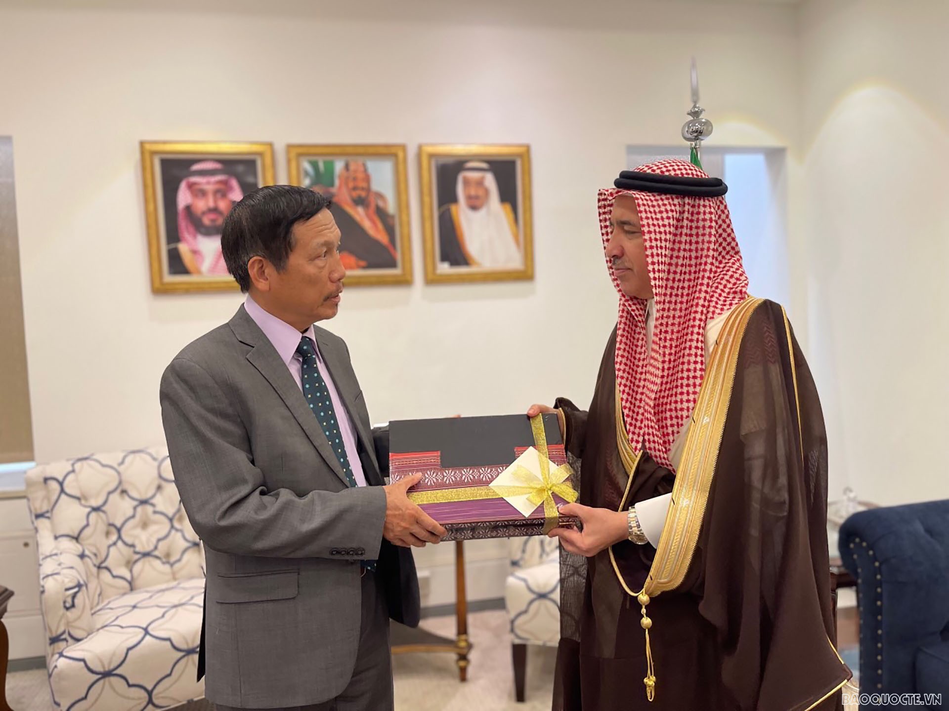 Ambassador Vu Viet Dung bids farewell to Deputy Foreign Minister Khalid bin Faisal Al-Sahli.