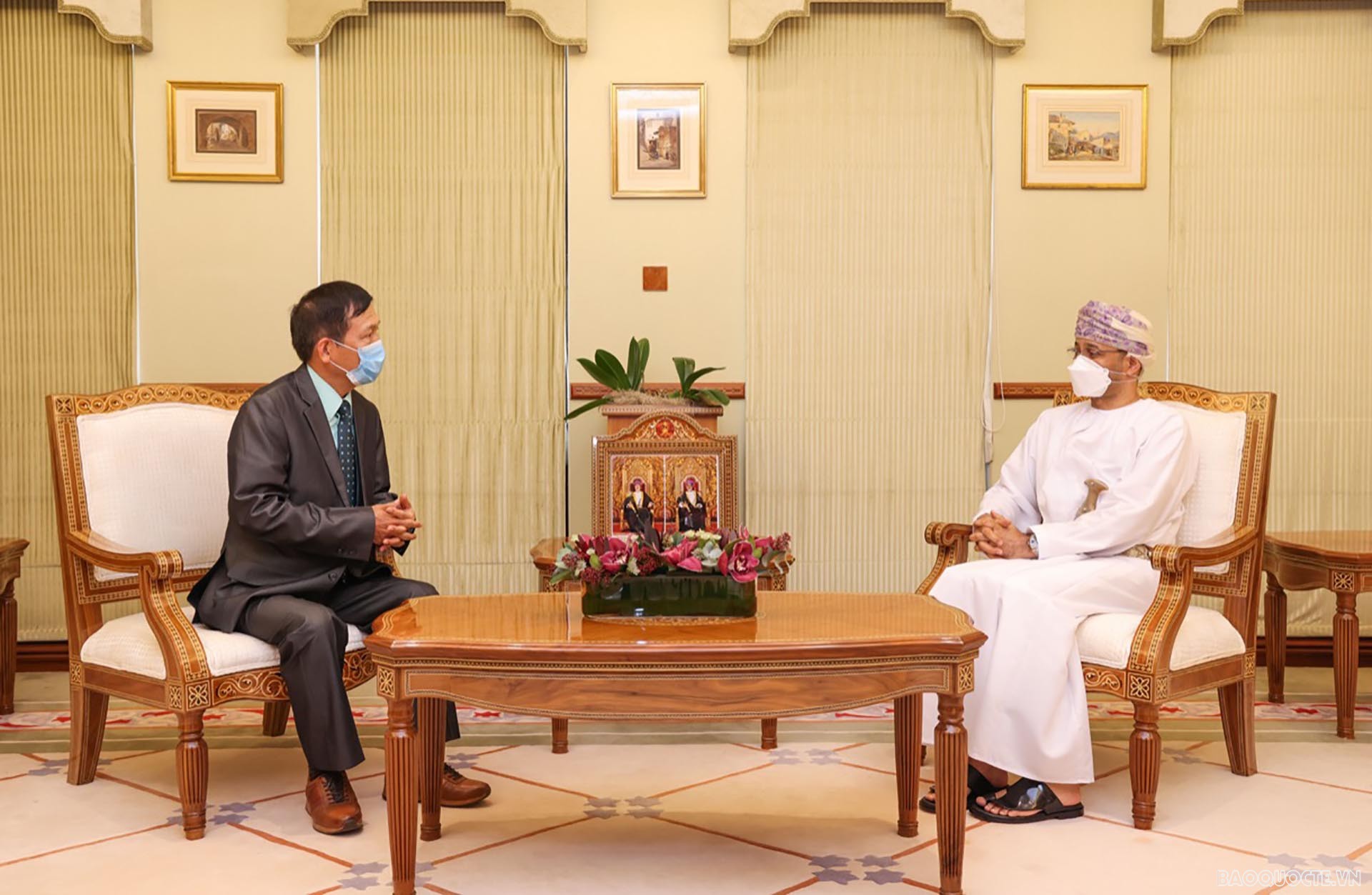 Đại sứ Vũ Viết Dũng chào từ biệt Bộ trưởng Ngoại giao Oman Badr AlBusaidi.