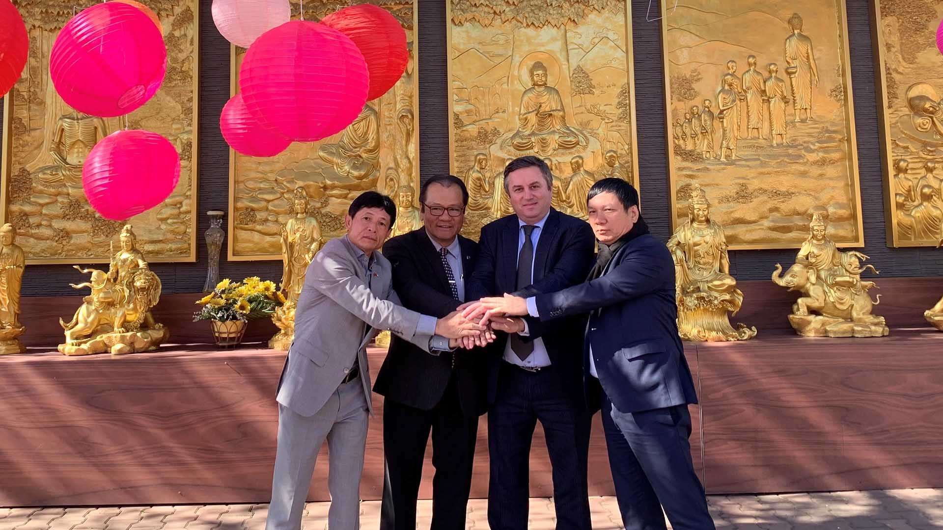 Đại sứ Thái Xuân Dũng cùng đoàn đại biểu chụp ảnh lưu chùa Vĩnh Nghiêm Đại sứ Thái Xuân Dũng cùng đoàn đại biểu chụp ảnh lưu chùa Vĩnh Nghiêm