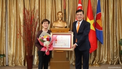 Presenting the Friendship Medal and Commemorating the Medal for Peace to the former Singapore Ambassador to Vietnam