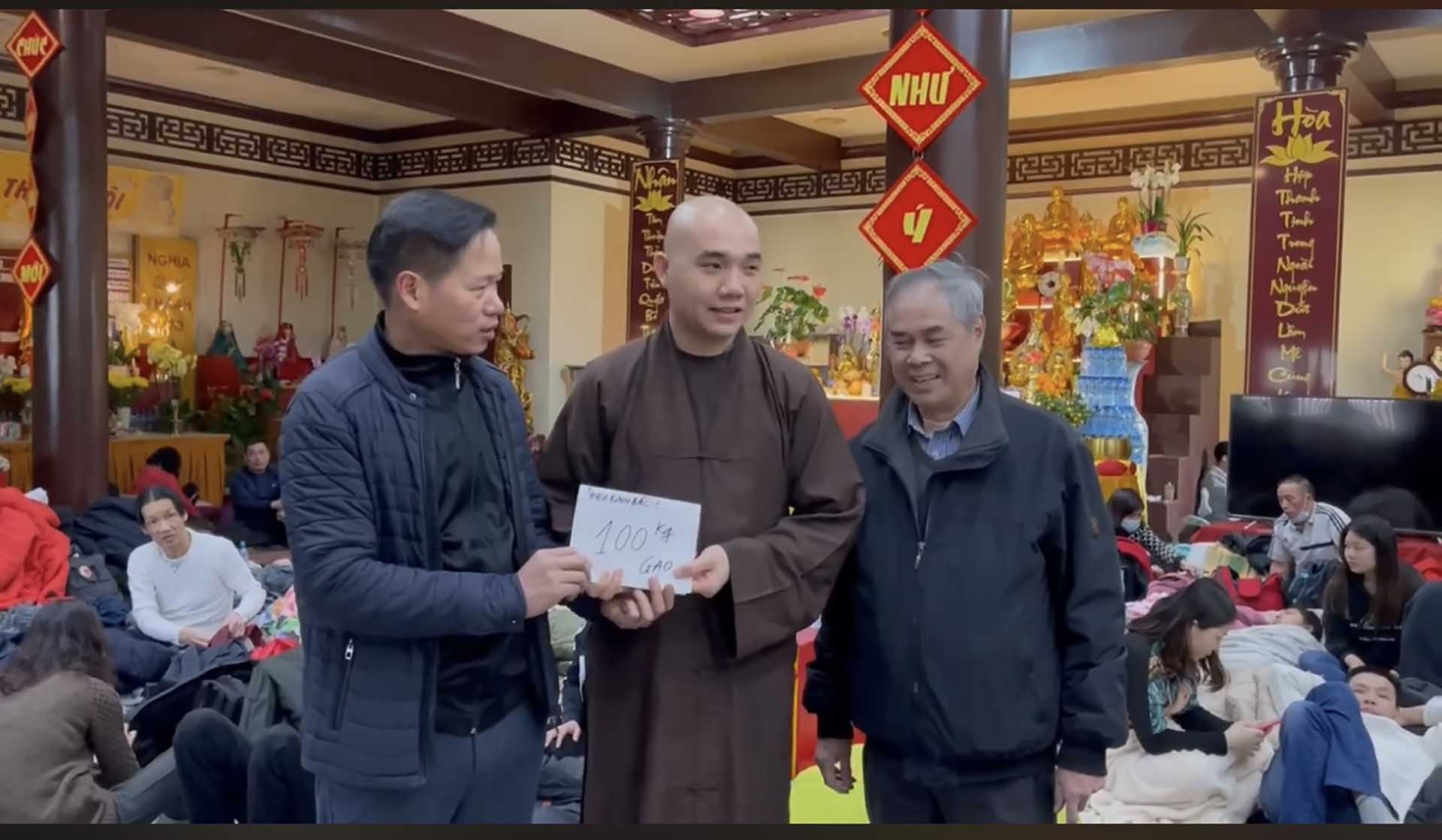 Members of the Thanh Hoa Compatriot Council in Poland came to visit and give gifts to Vietnamese refugees at Nhan Hoa Pagoda.  (Photo: Thanh Hoa Compatriot Council in Poland)