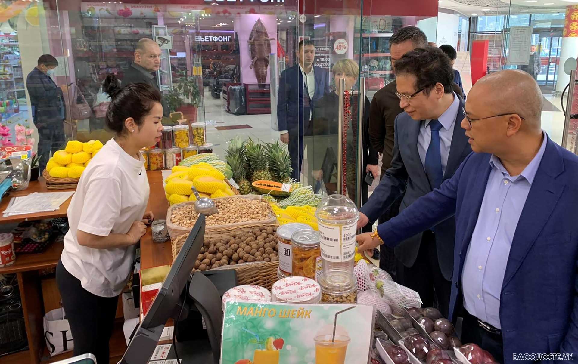Đại sứ Đặng Minh Khôi thăm hỏi các hộ gia đình đang buôn bán Tổ hợp đa chức năng “Hà Nội-Moscow”.