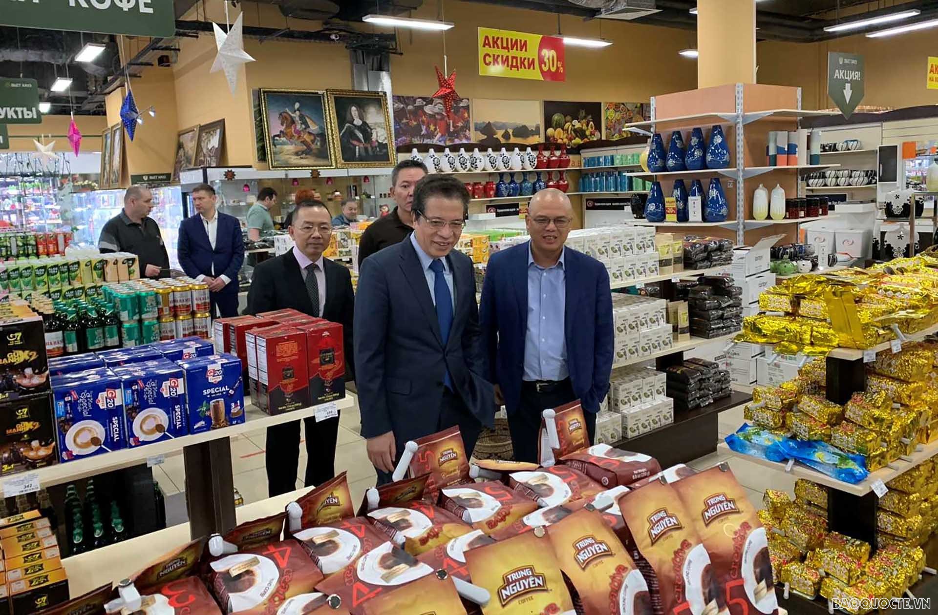 Ambassador Dang Minh Khoi visits Vietnamese consumer goods stalls.