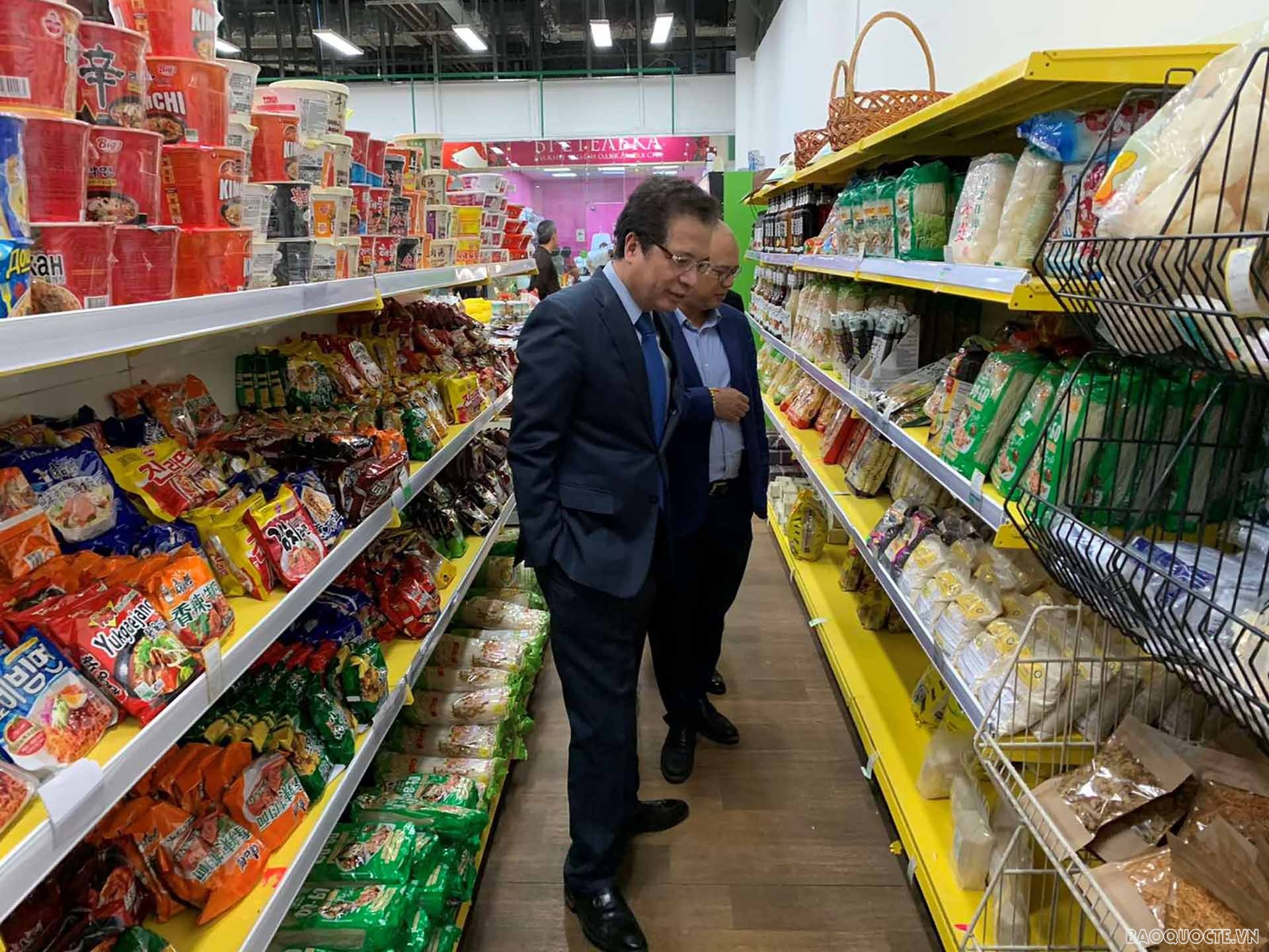 Đại sứ Đặng Minh Khôi thăm các gian hàng đồ tiêu dùng Việt Nam.
