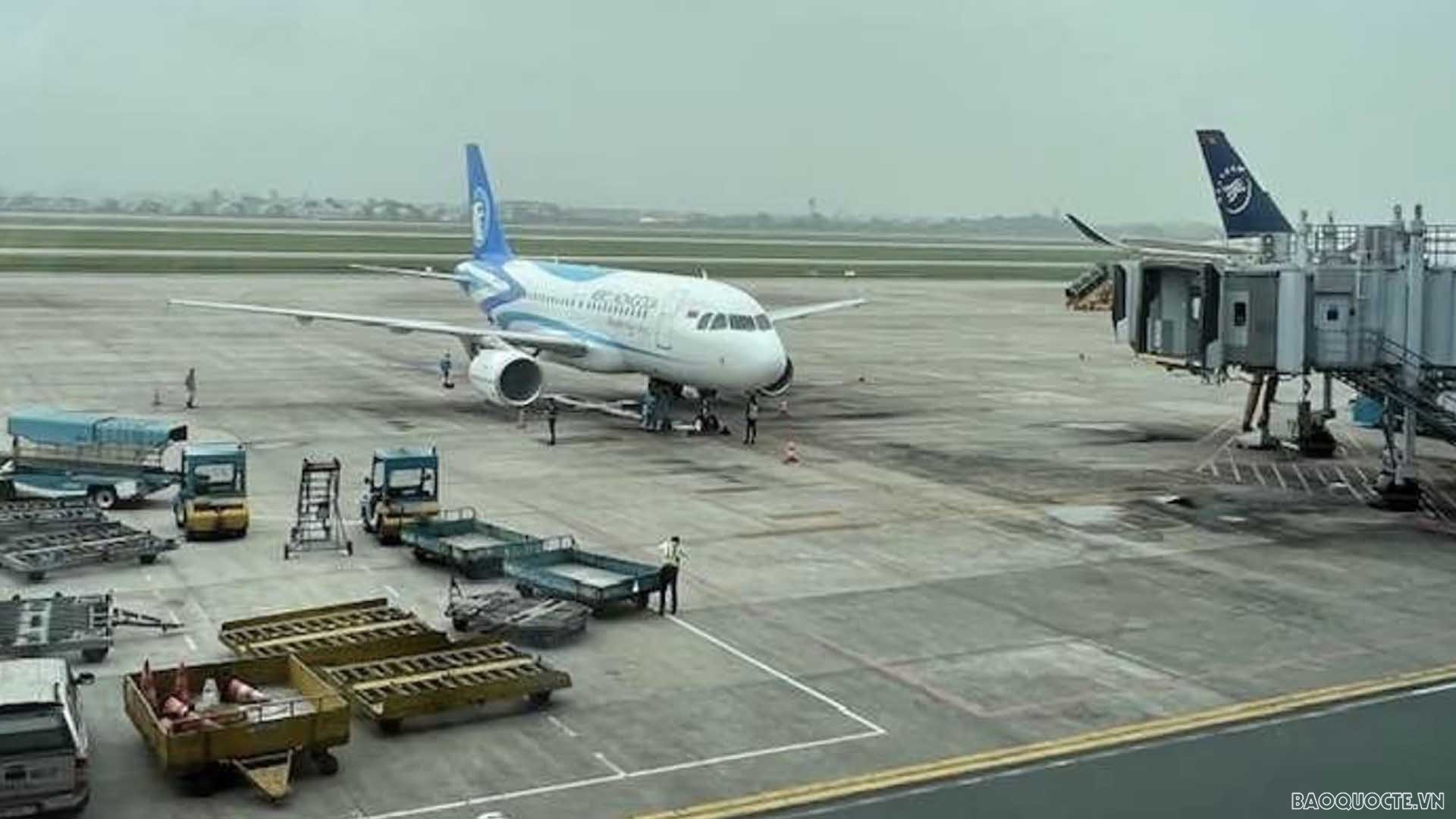 Chuyến bay chở hơn 130 du khách Mông Cổ hạ cánh tại Nội Bài, bắt đầu tour du lịch đầu tiên từ Mông Cổ đến Việt Nam kể từ khi đại dịch Covid-19 bùng phát.