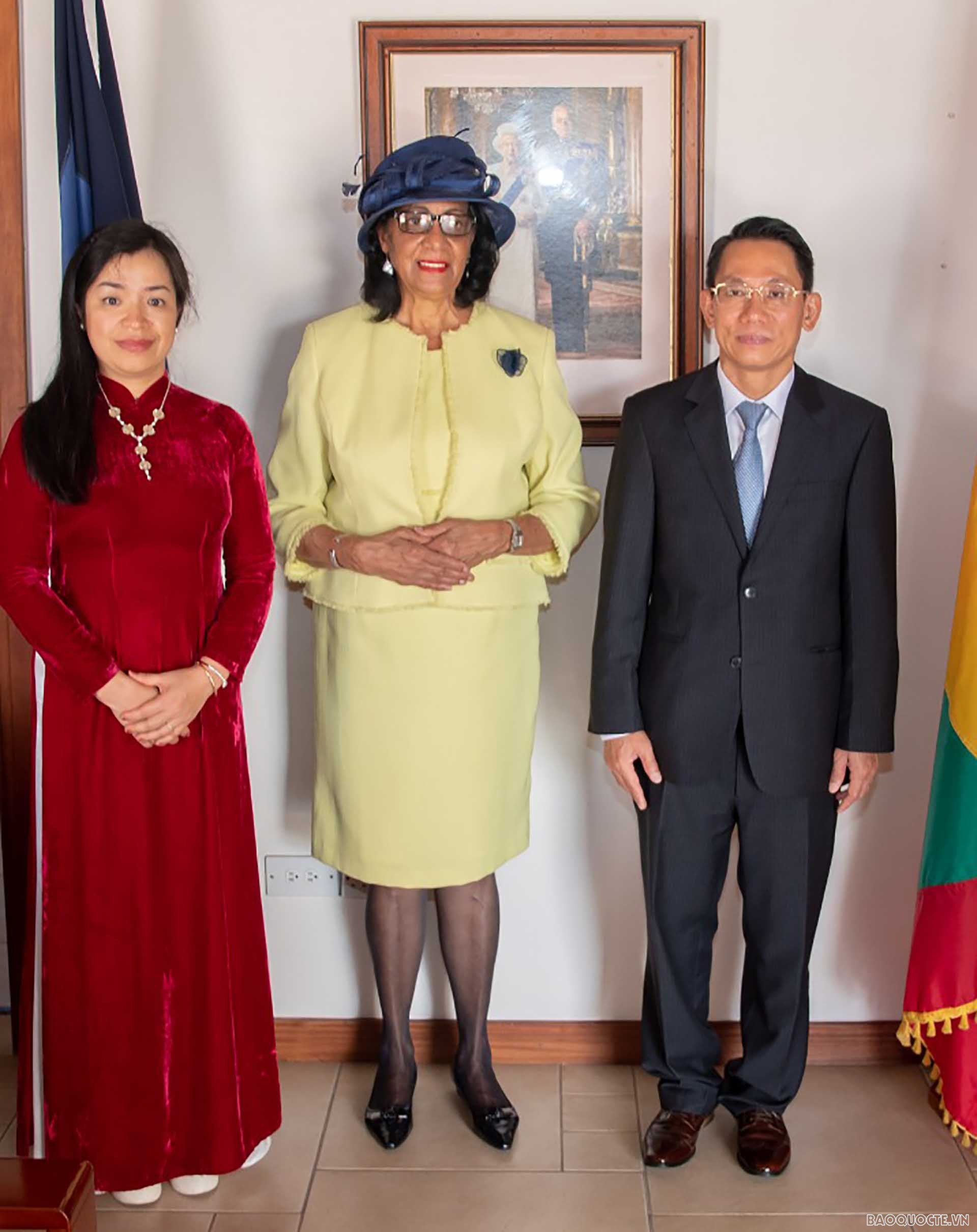 Tổng Toàn quyền Grenada Cecile La Grenade chụp ảnh lưu niệm với các đại biểu.