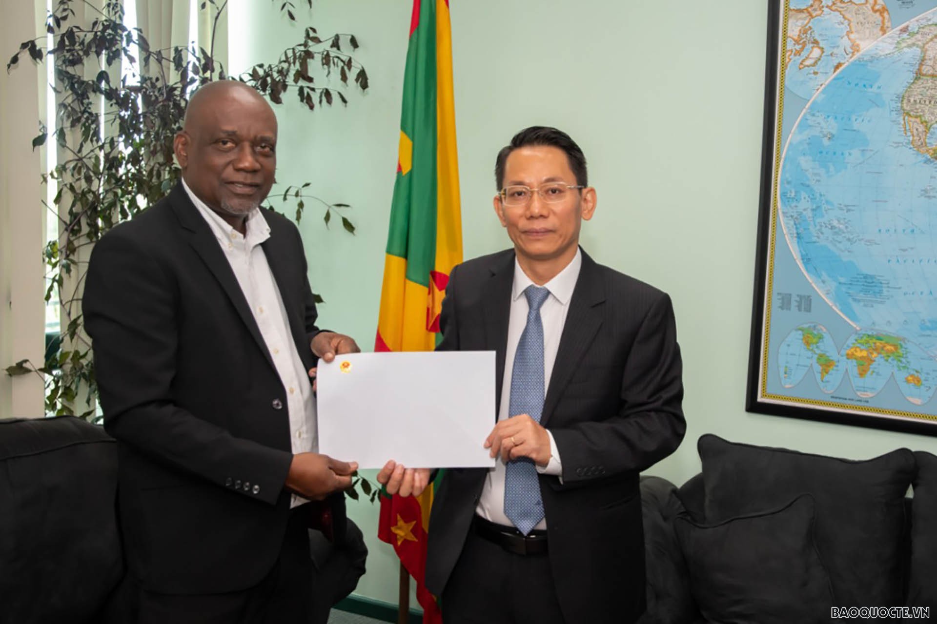 Ngày 24/03, Đại sứ Lê Viết Duyên trao bản sao Thư ủy nhiệm lên Bộ trưởng Ngoại giao Grenada Oliver Joseph.