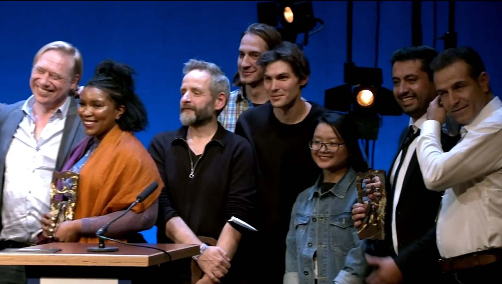 Nữ đạo diễn Hà Lệ Diễm cùng đồng nghiệp các nước tại Liên hoan phim tài liệu quốc tế Amsterdam. (Ảnh: NVCC)