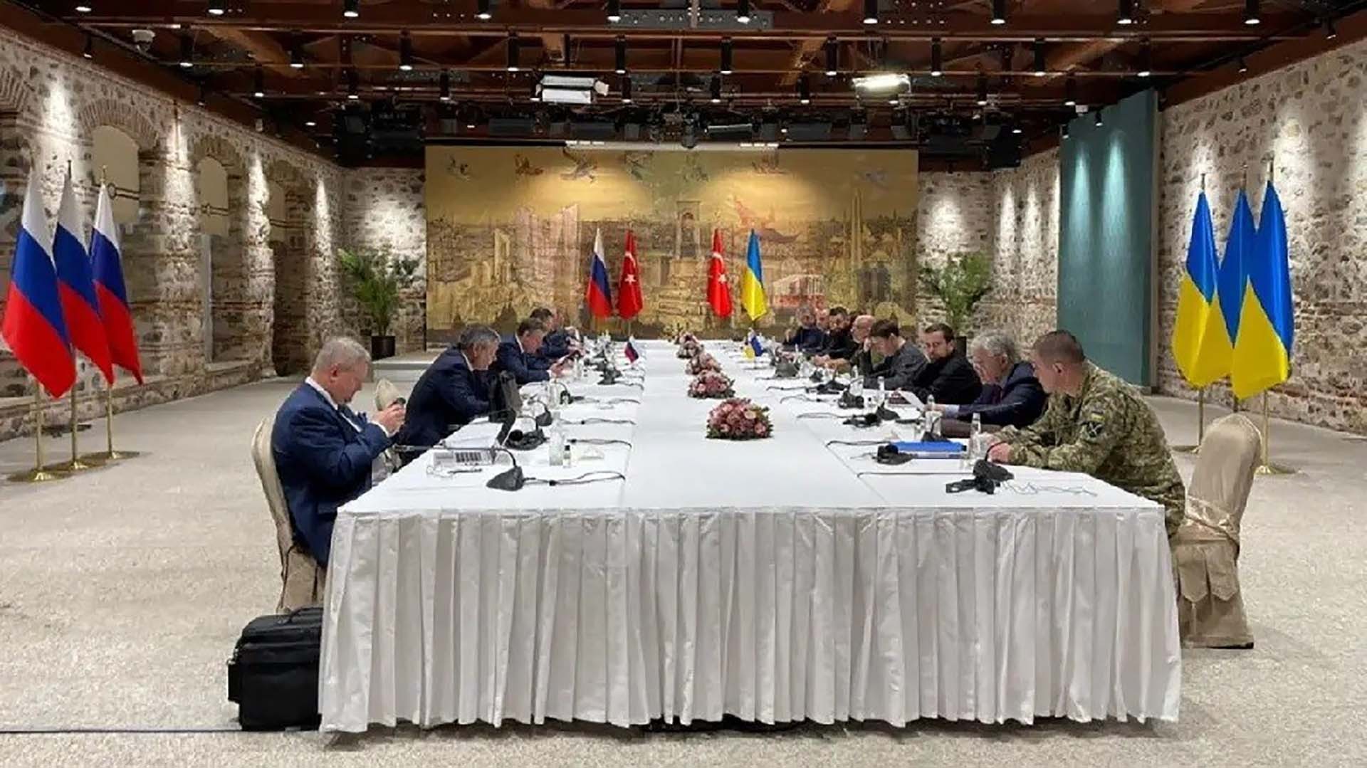 Russian and Ukrainian negotiators at peace talks in Istanbul, Turkey, March 29.  (Source: Reuters)