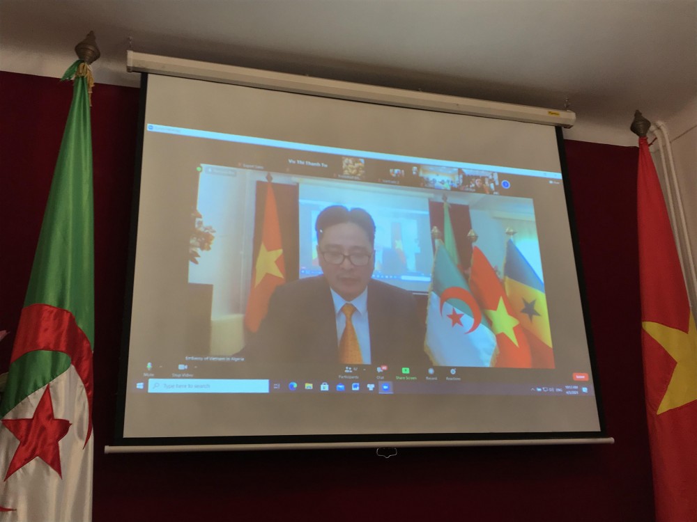 Đại sứ Việt Nam tại Algeria Nguyễn Thành Vinh chủ trì Hội nghị từ thủ đô Algiers.