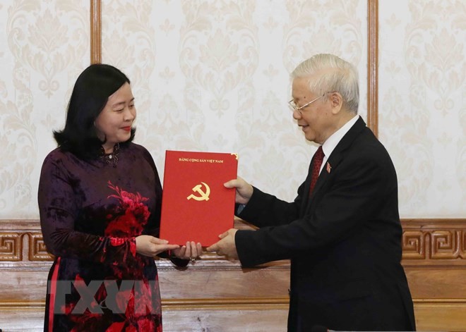 Tổng Bí thư Nguyễn Phú Trọng trao Quyết định của Bộ Chính trị phân công bà Bùi Thị Minh Hoài, Bí thư Trung ương Đảng, Phó Chủ nhiệm Thường trực Ủy ban Kiểm tra Trung ương làm Trưởng ban Dân vận Trung ương. (Ảnh: Phương Hoa/TTXVN)