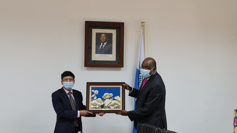 Đại sứ Lê Huy Hoàng tặng tranh lưu niệm Việt Nam cho Giáo sư Jorge Ferrão Hiệu trưởng Đại học UP Maputo