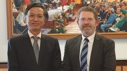 Đại sứ Nguyễn Tất Thành chào xã giao Chủ tịch Thượng viện Australia