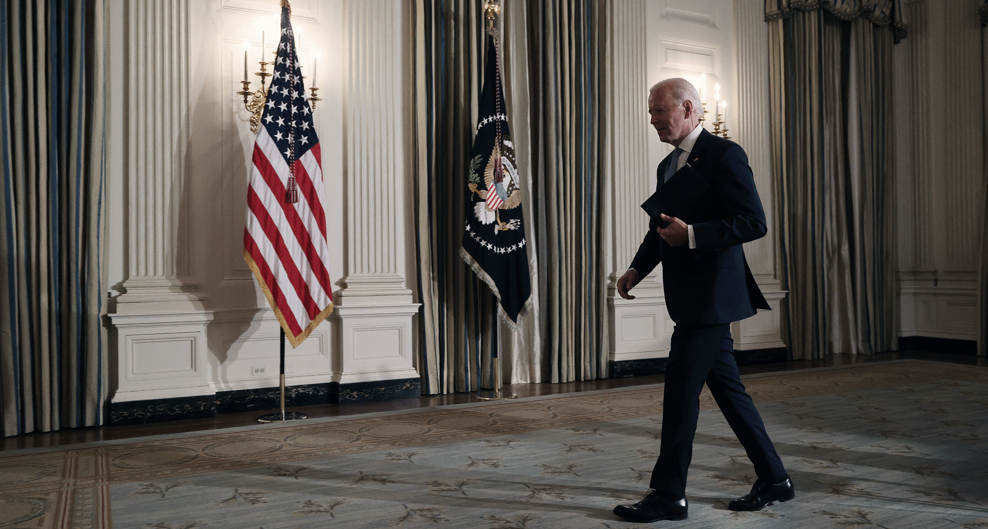 Tổng thống Mỹ Joe Biden đang ghi dấu ấn trong việc đưa các sáng kiến kinh tế vào một thế cờ chủ động.