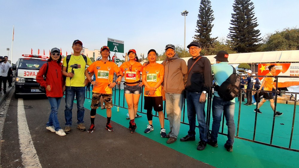 Ba vận động viên phong trào có tới bốn cổ động viên đi cùng từ Hà Nội vào Pleiku. (Ảnh: L.A)